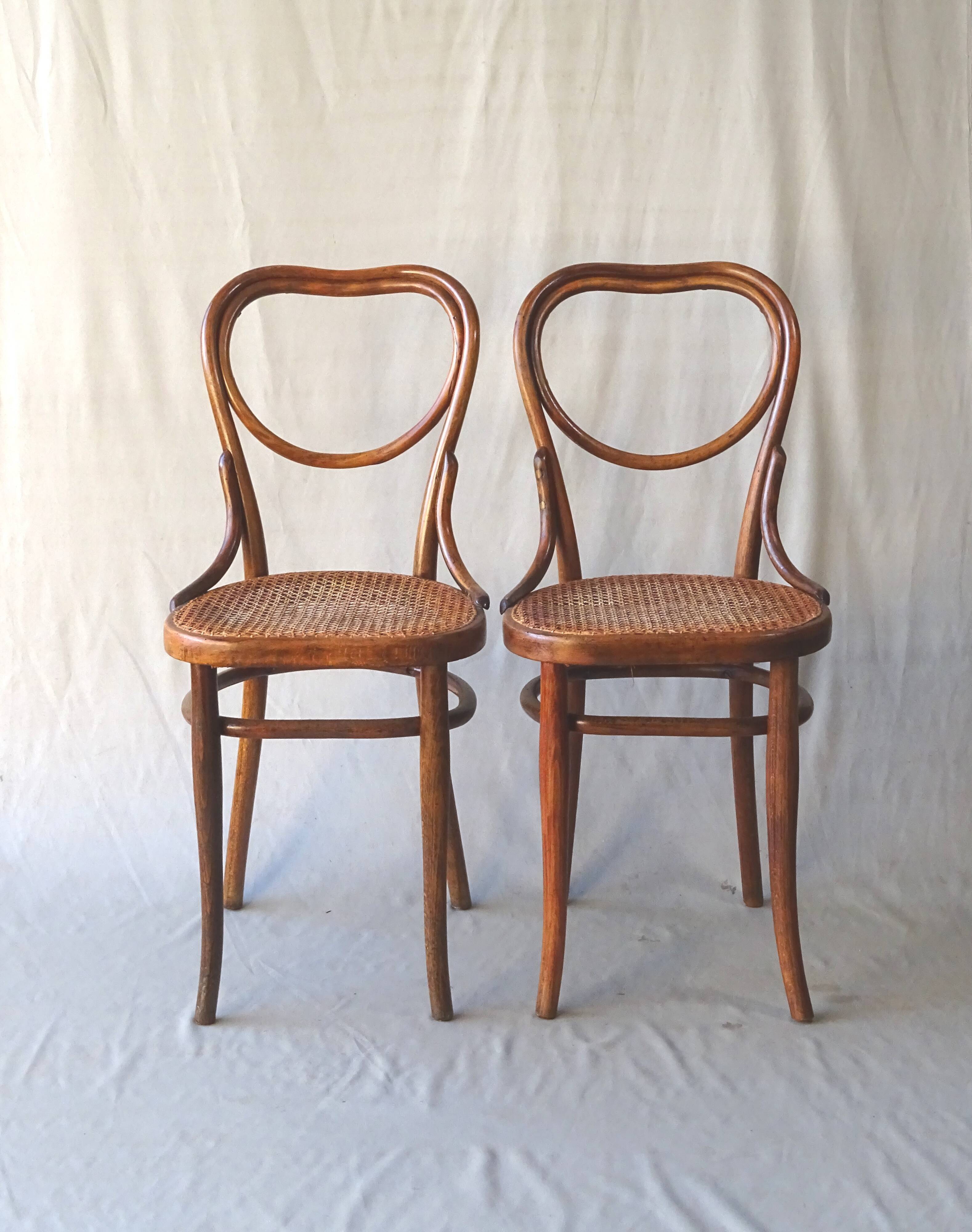 Chaises Thonet n°28 de 1900 cannées " cœur"