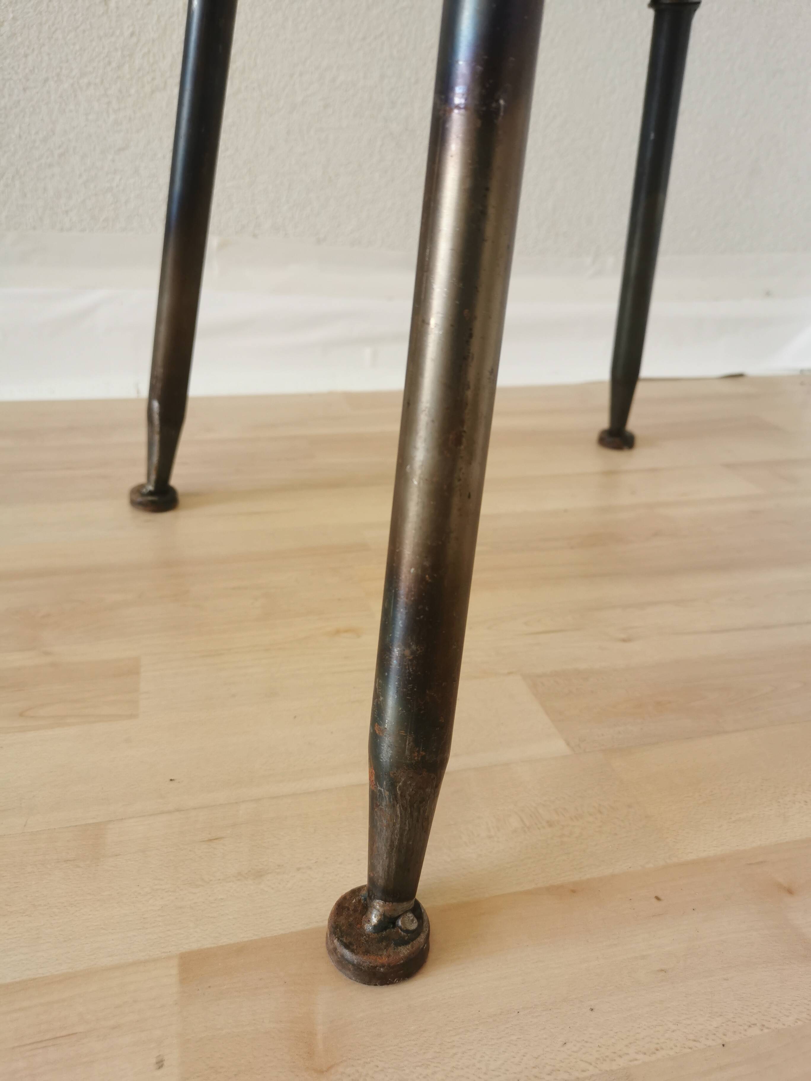 Chaise de bar vintage en métal faite à la main : siège pivotant en cuir à hauteur réglable