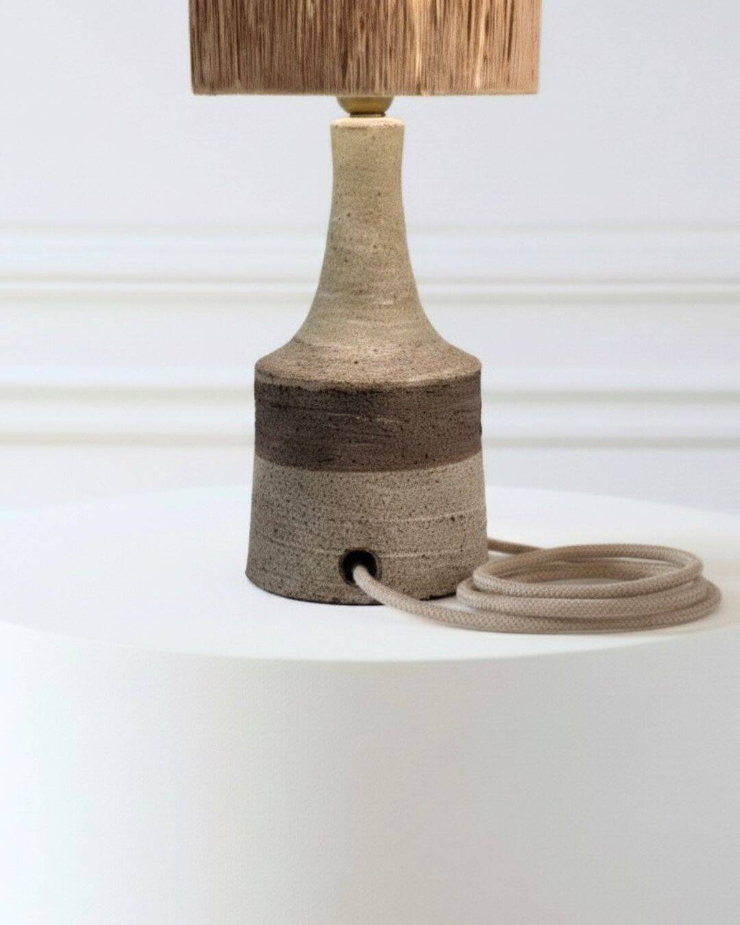 Floor lamp in stoneware with raffia lampshade