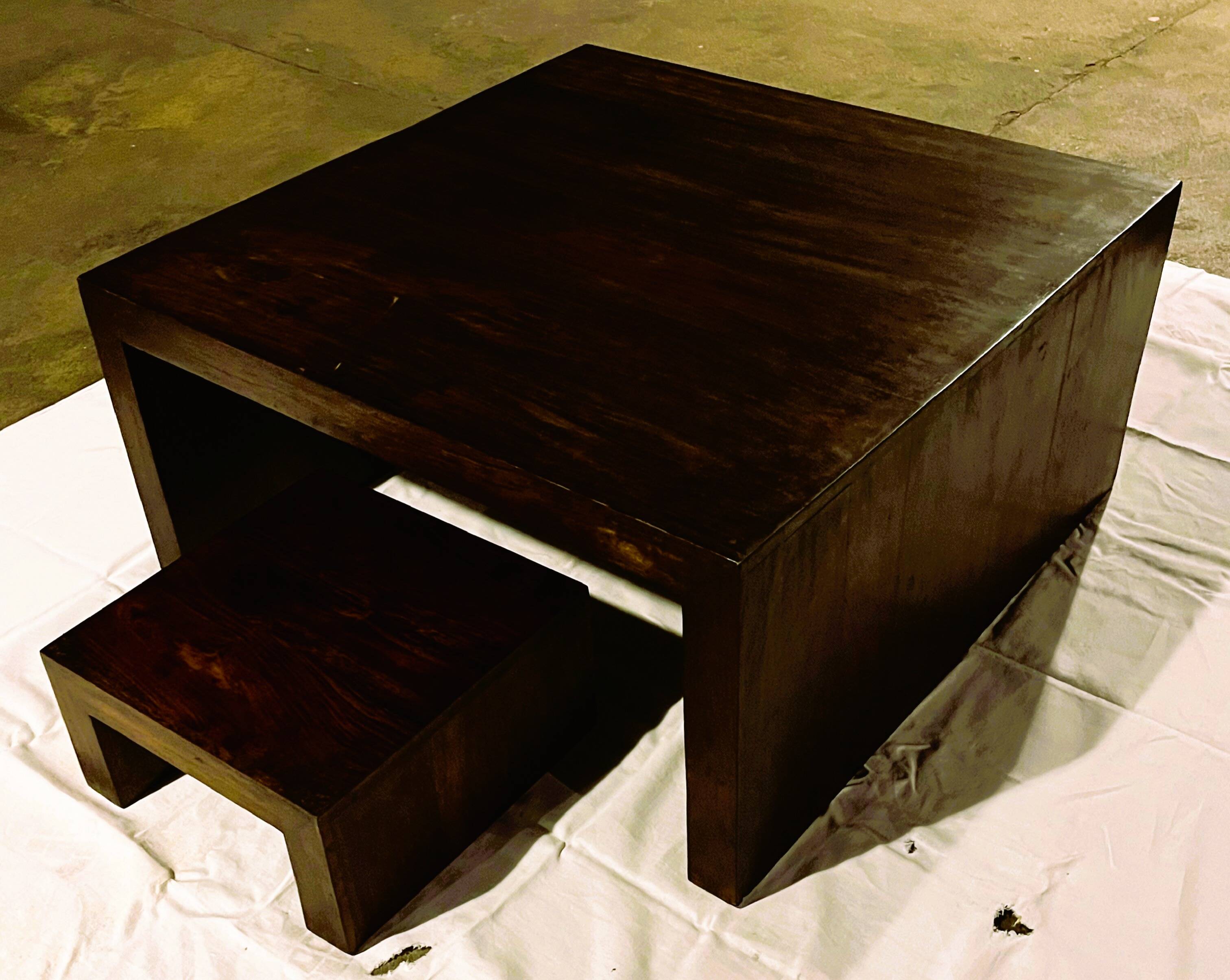 Table basse et 2 tabourets en bois foncé