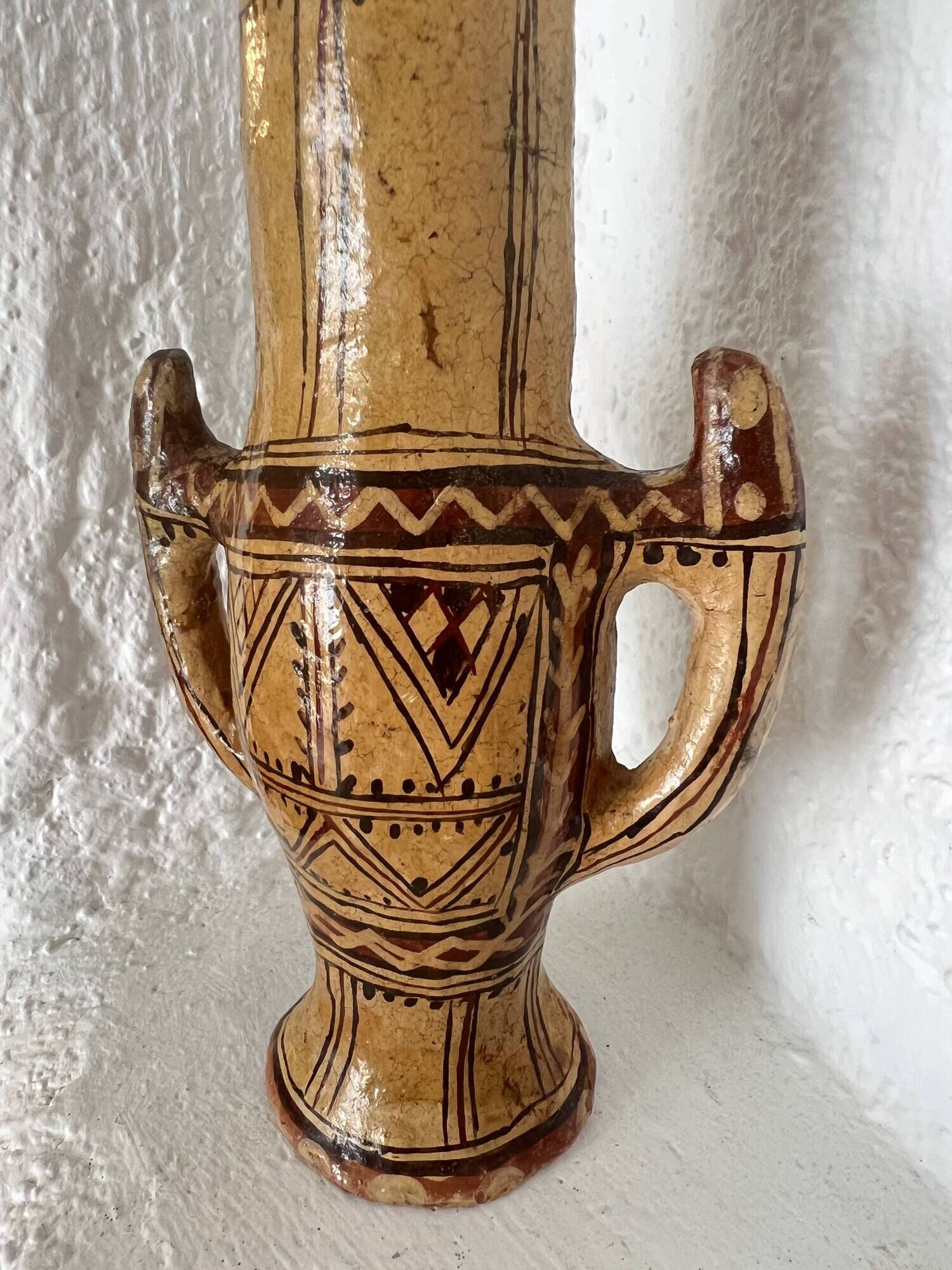 Ancien vase en poterie berbère traditionnelle kabyle