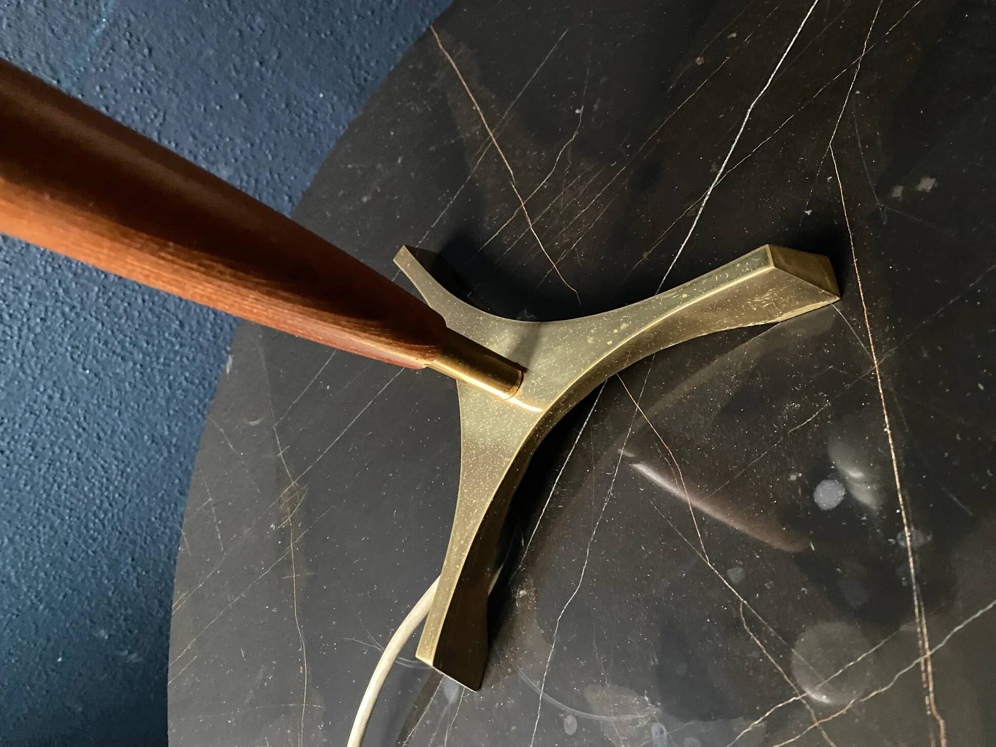 Elegant table lamp with a slender teak body on a tripod brass base, Germany, 1960s.