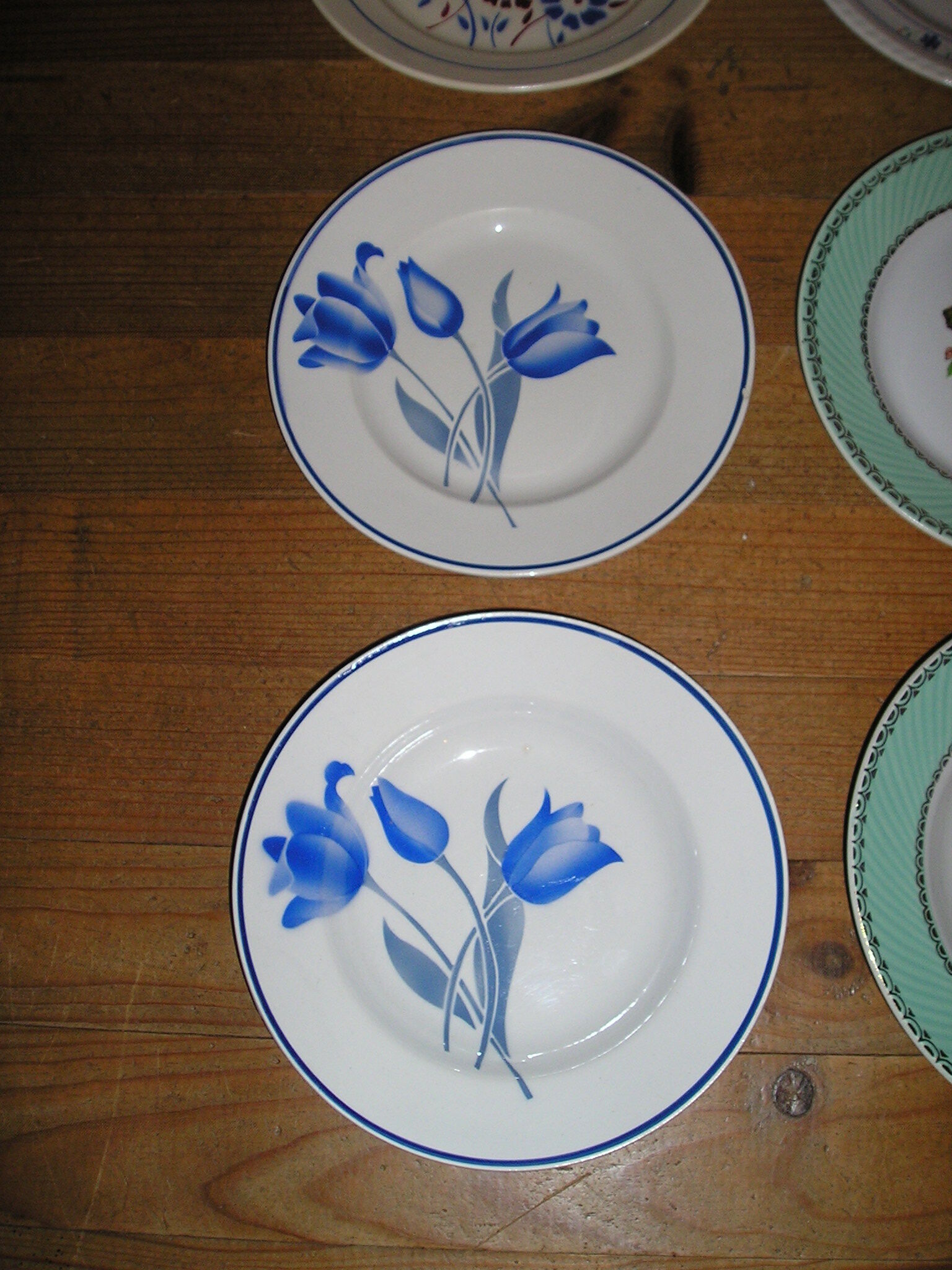 Mismatched crockery service for 6 people