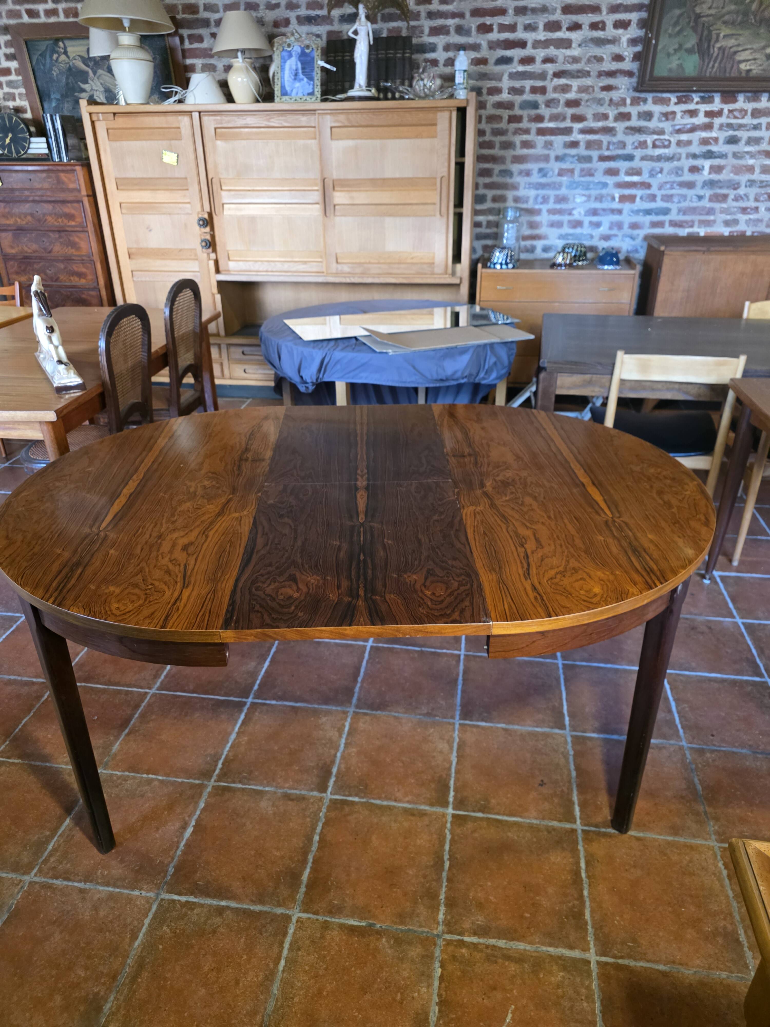 Scandinavian extendable table in rosewood from the 1960s.