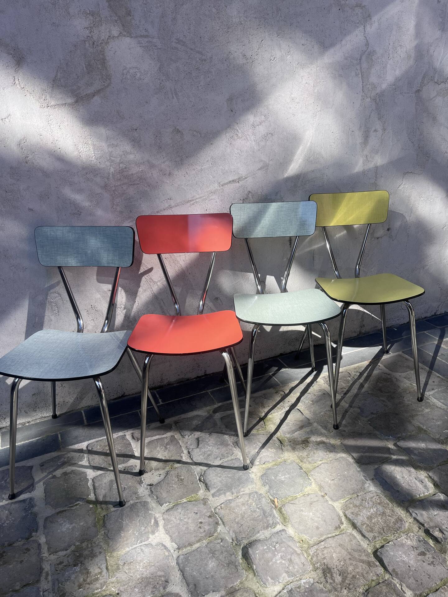 4 chaises en formica