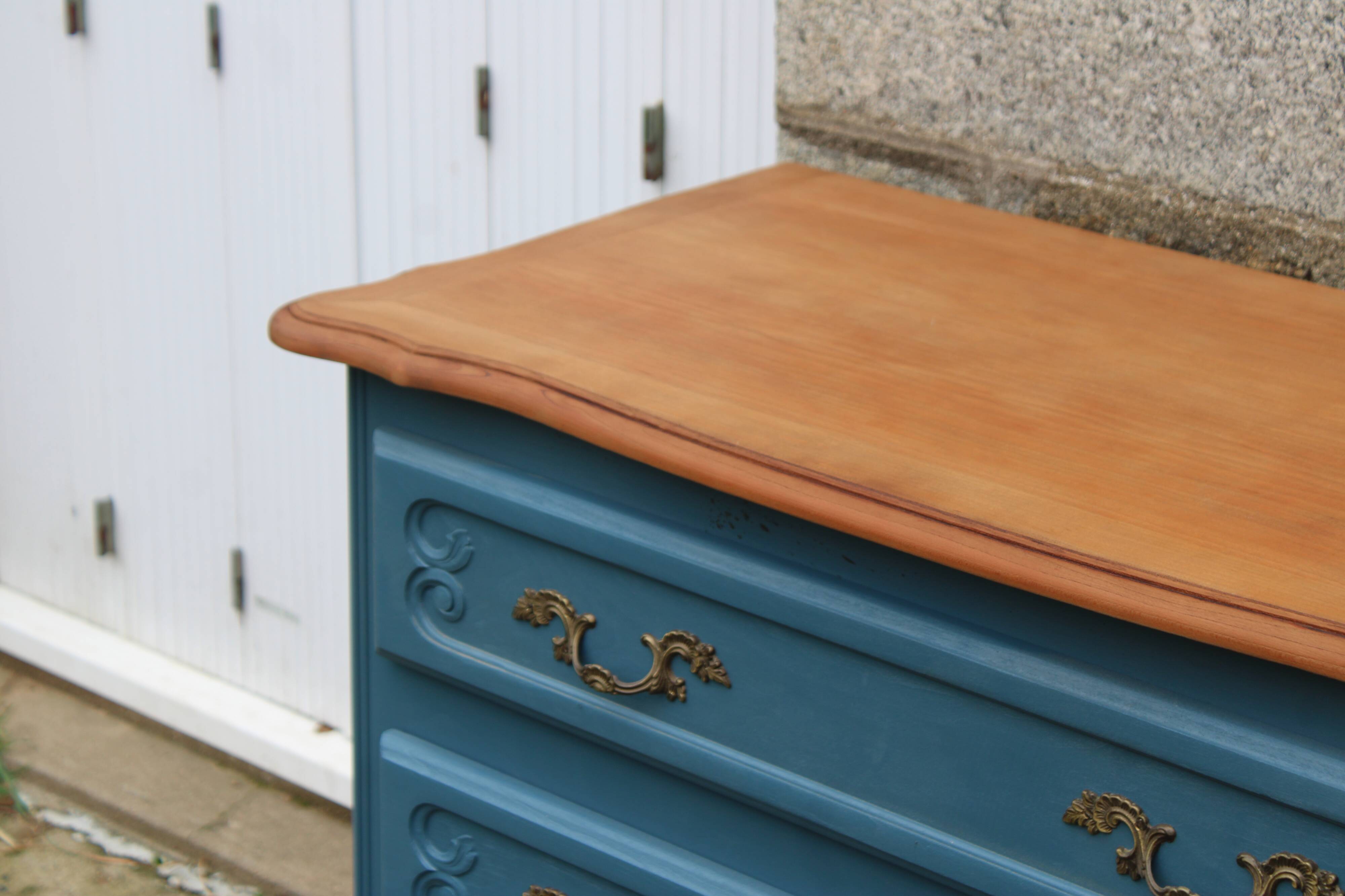 Commode ancienne rénovée bleu – plateau bois – 3 tiroirs
