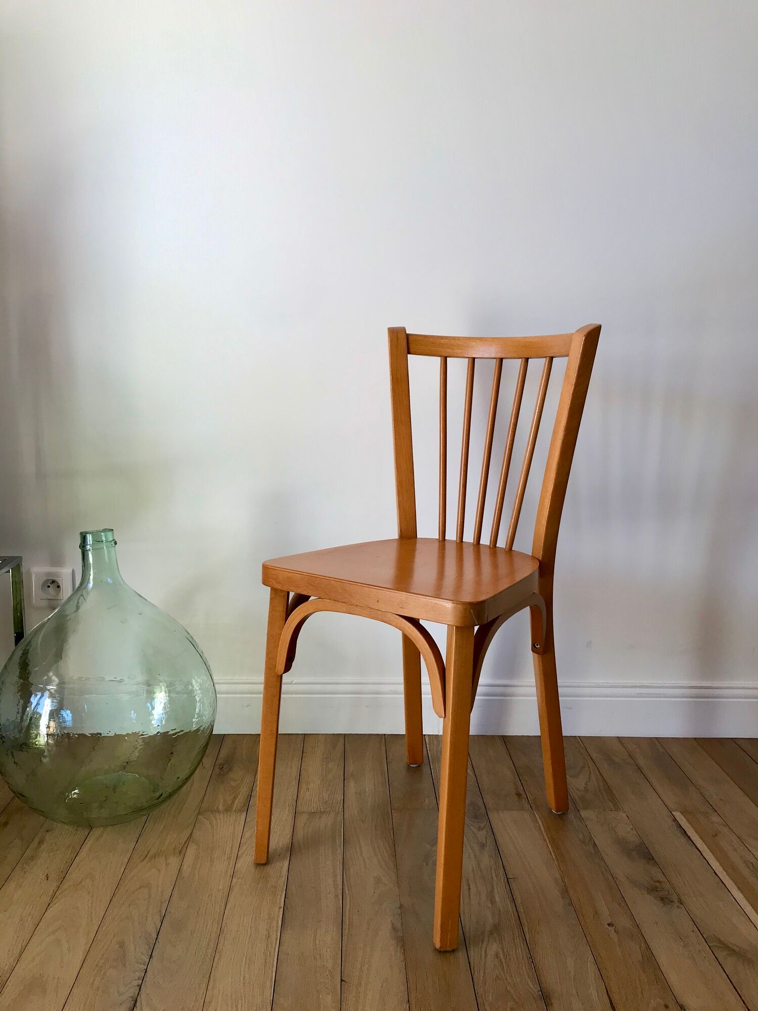 Chaise bistrot Baumann en bois de hêtre clair N°12 années 50