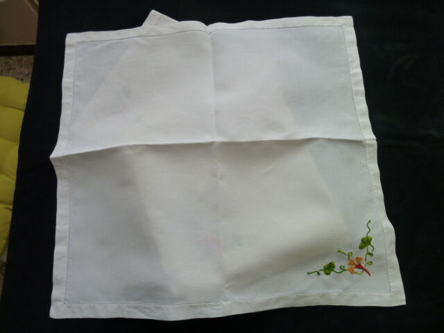 Set of 6 napkins in white linen embroidery in an angle