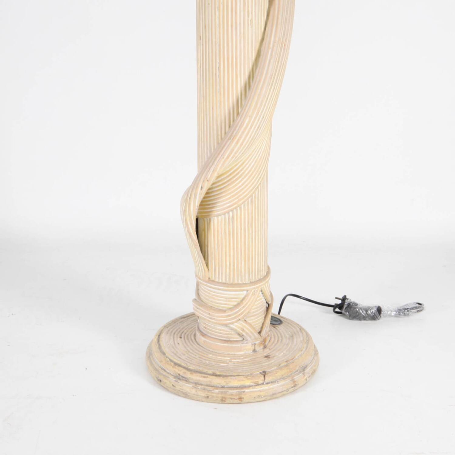Lampadaire en rotin et soie