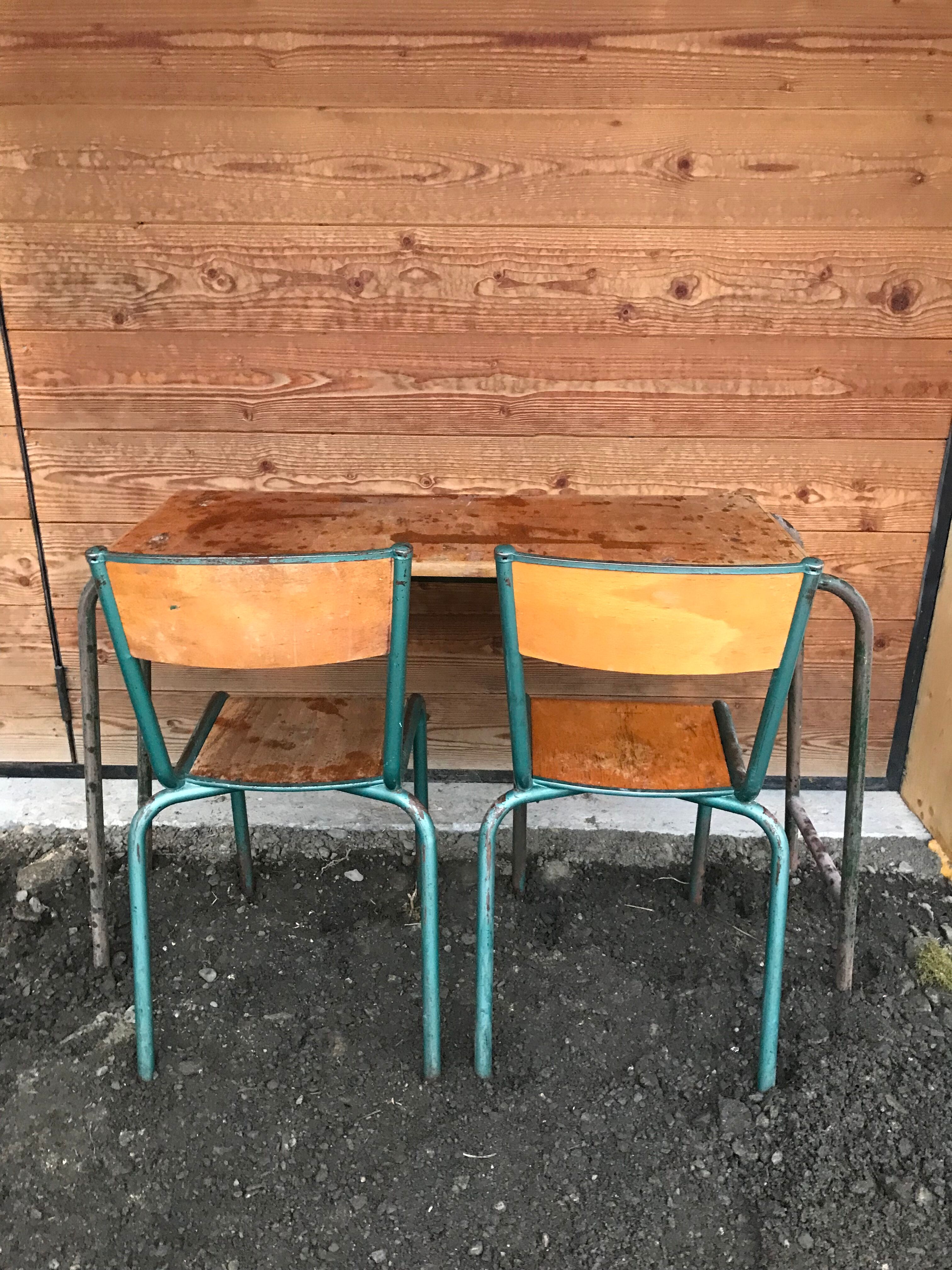 School desk with its 2 chairs