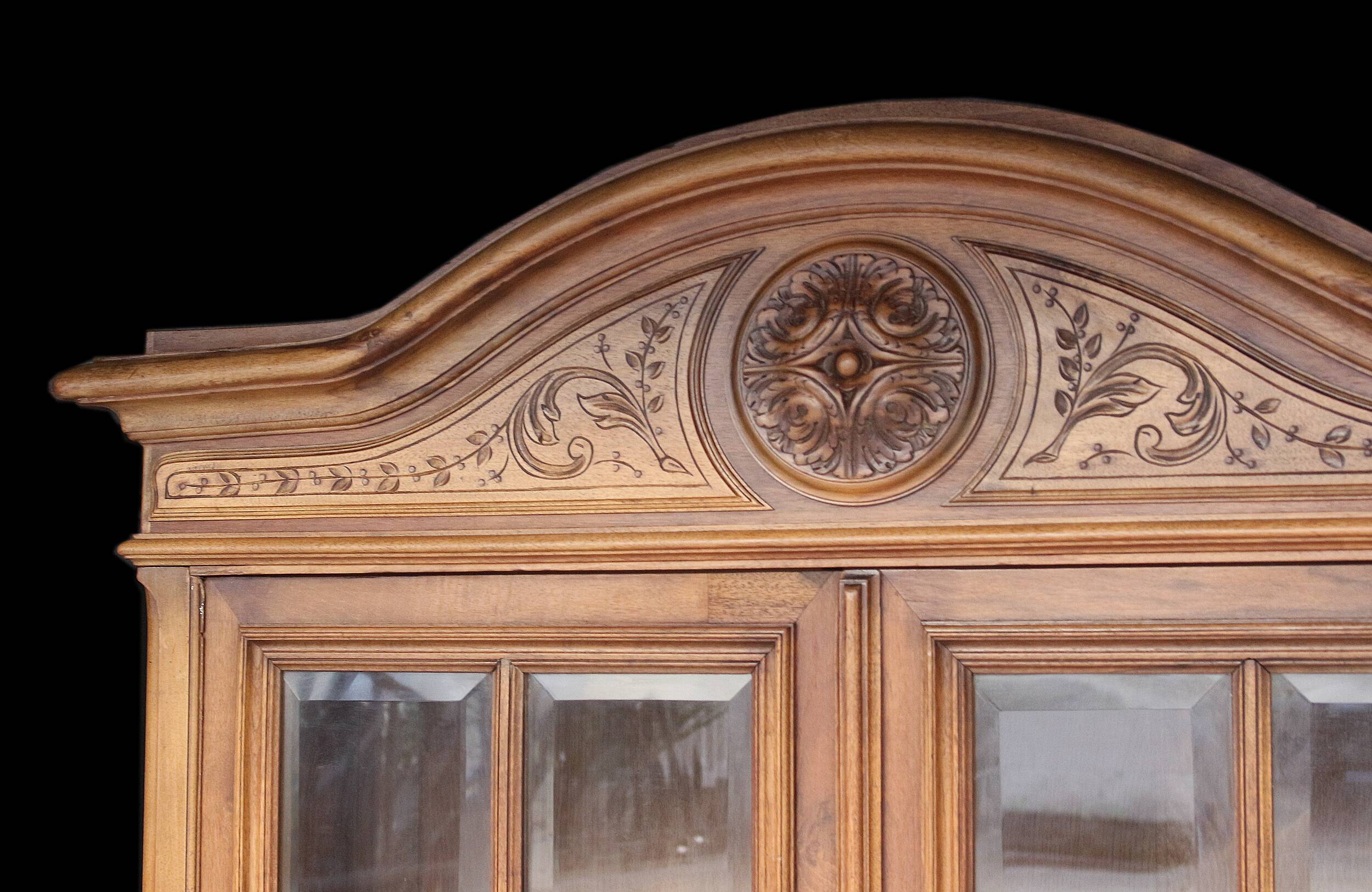Armoire en noyer vers 1880