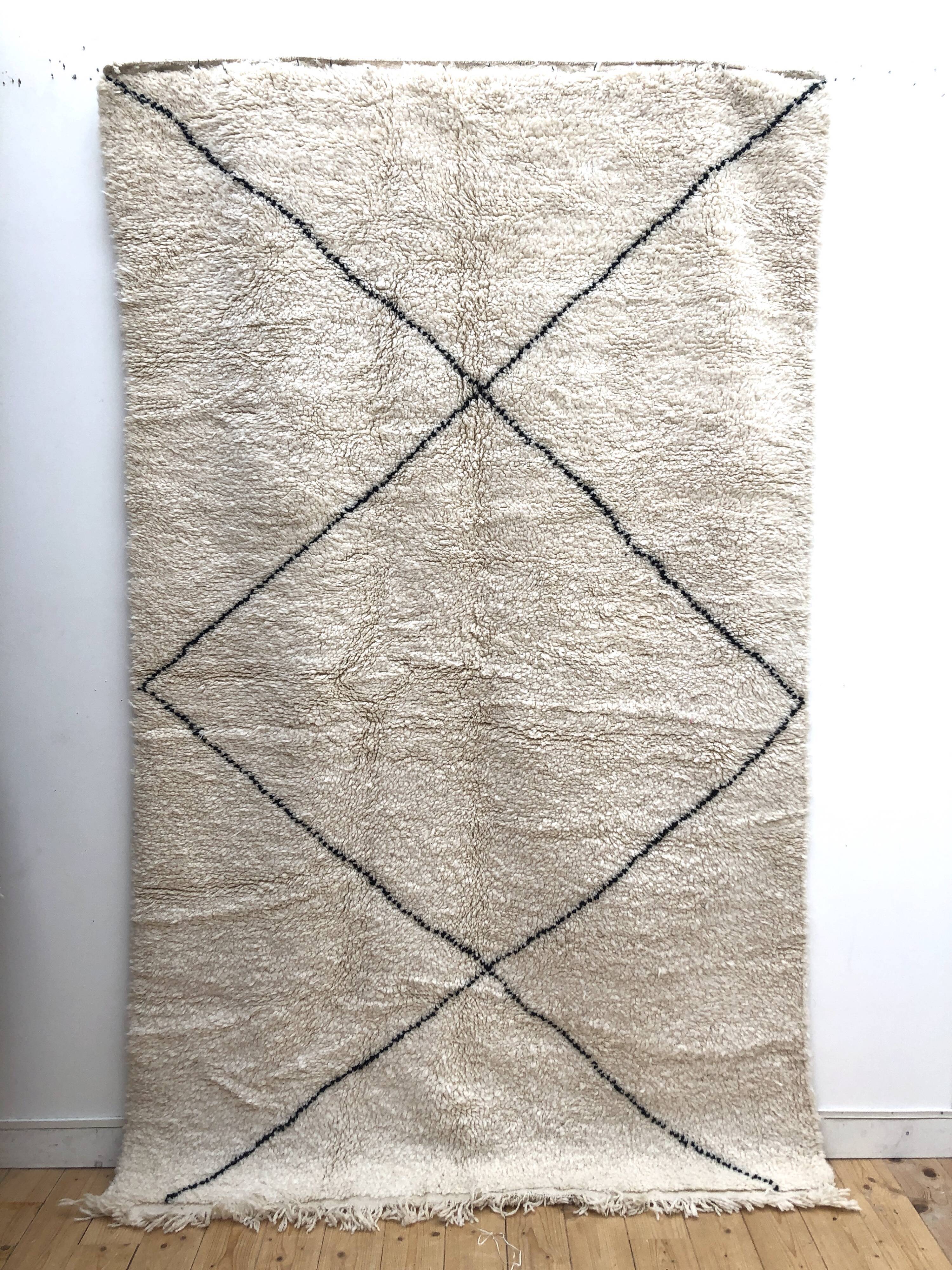 Tapis berbère beni ouarain à losanges noirs 273x165cm
