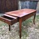 Table de ferme ancienne de style Louis XV à piétement dit pied biche en cerisier massif à 2 tiroirs