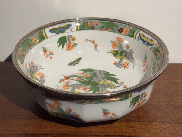 Plat creux en porcelaine de Limoges Raynaud, décor oiseaux