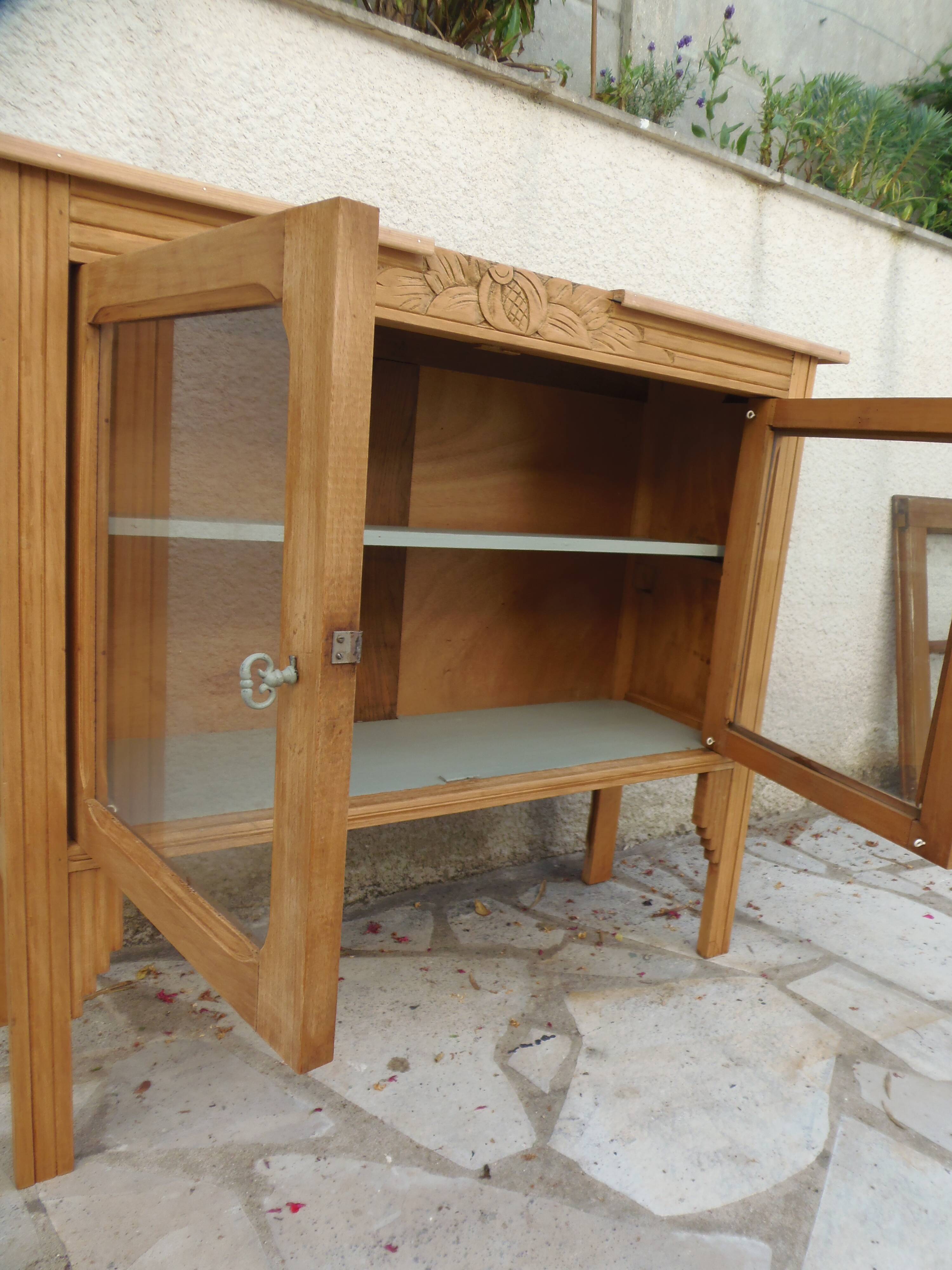 Art Deco sideboard in wood, with 2 glass doors.