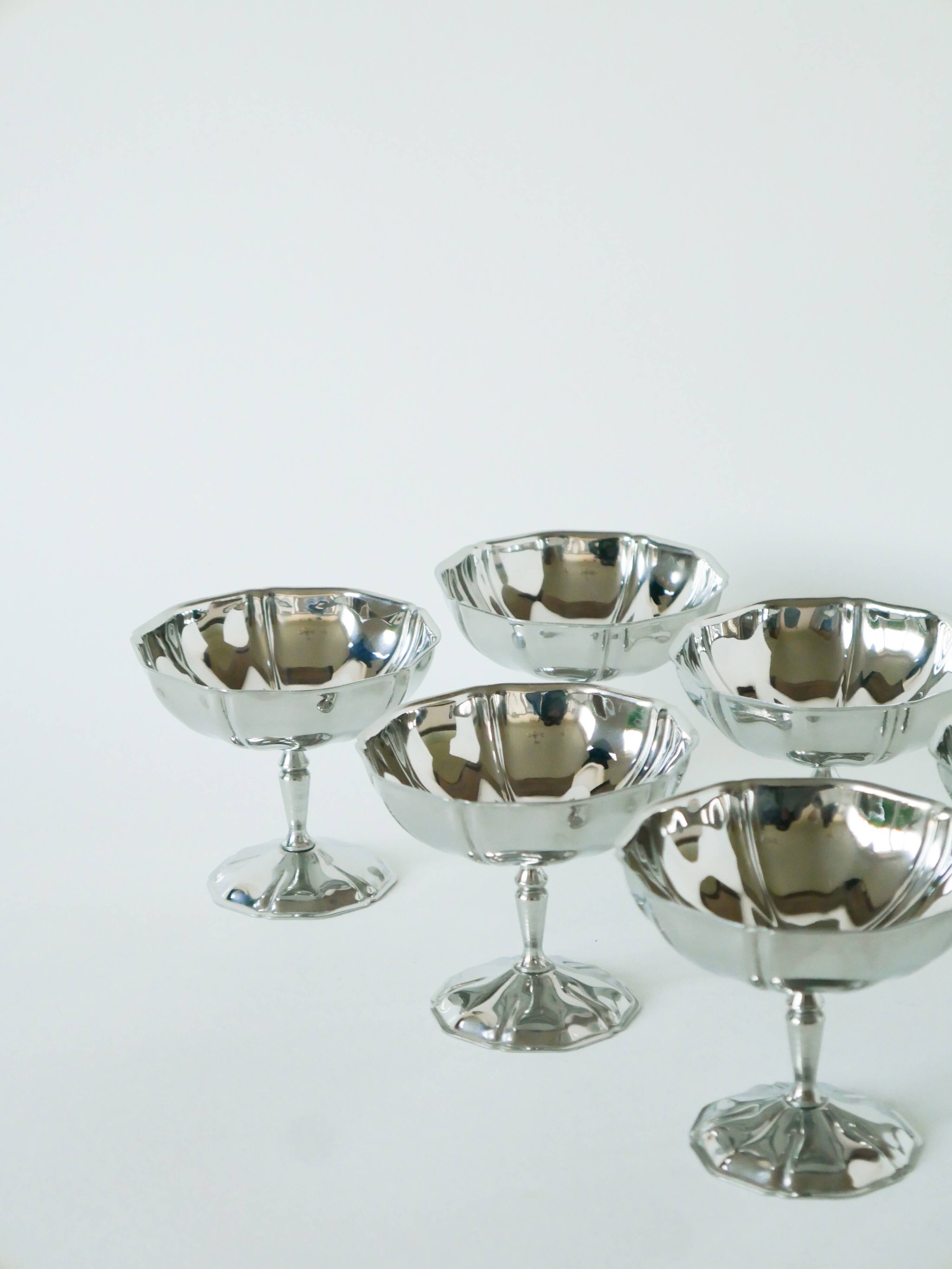 Lot de 6 coupes à glace en inox hautes, pieds fins travaillés, Design, 1970