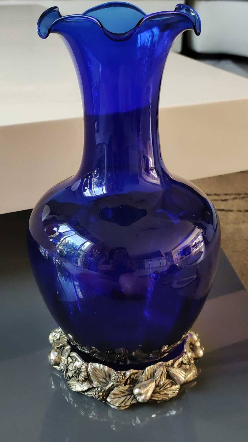 Corolle shaped vase in blown Art glass/Arte Murano Kristall Mery. Cobalt blue on a silver metal-look floral base. Dim 26 x 14 cm