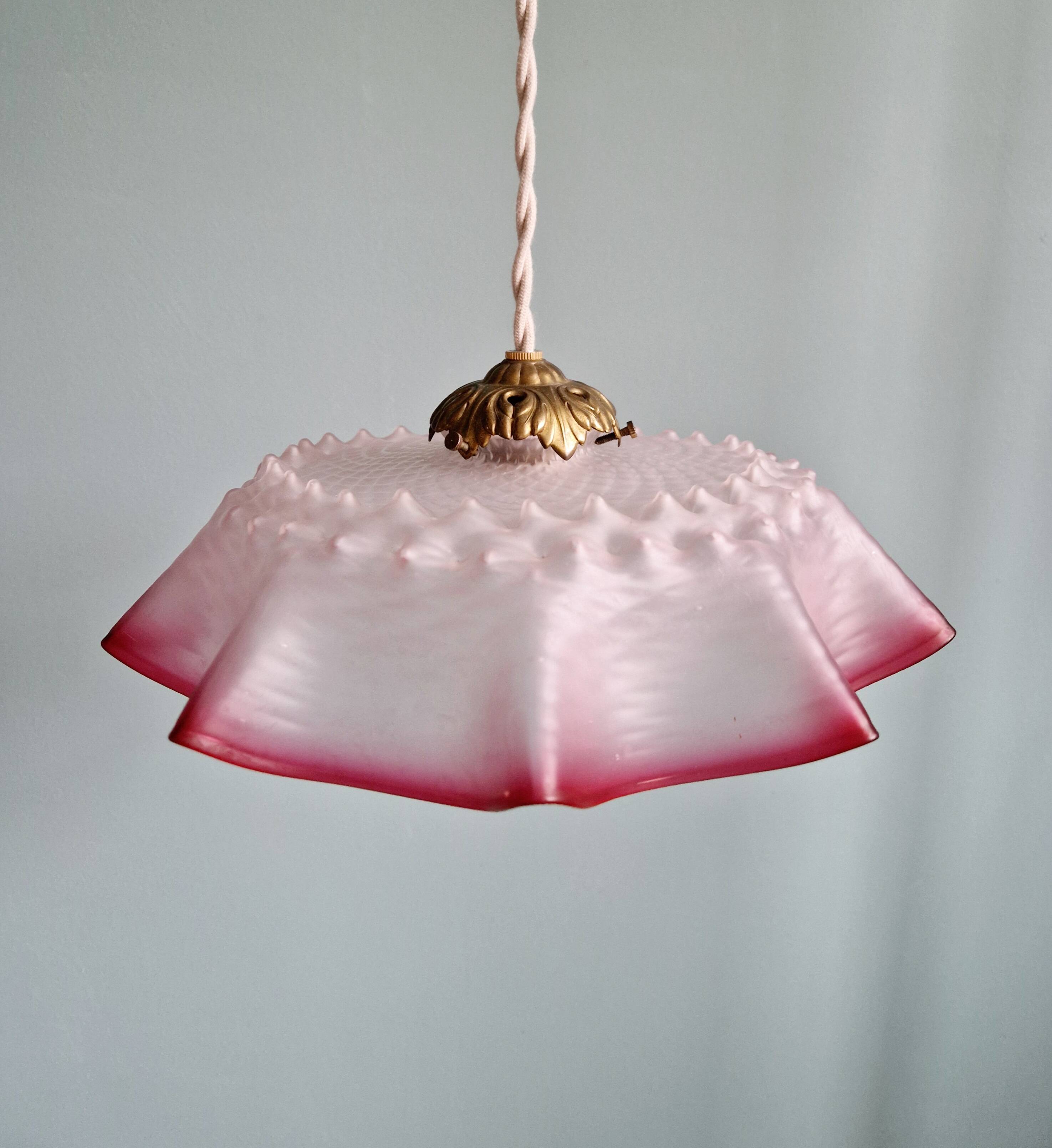 Paire de suspensions festonnées en verre satiné transparent et rose, années 1920-30
