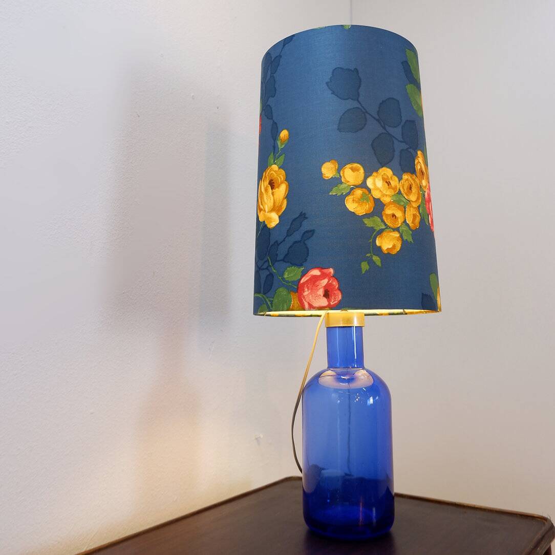 Lampe de table en verre bleu avec abat-jour à fleurs d'origine - années 1960