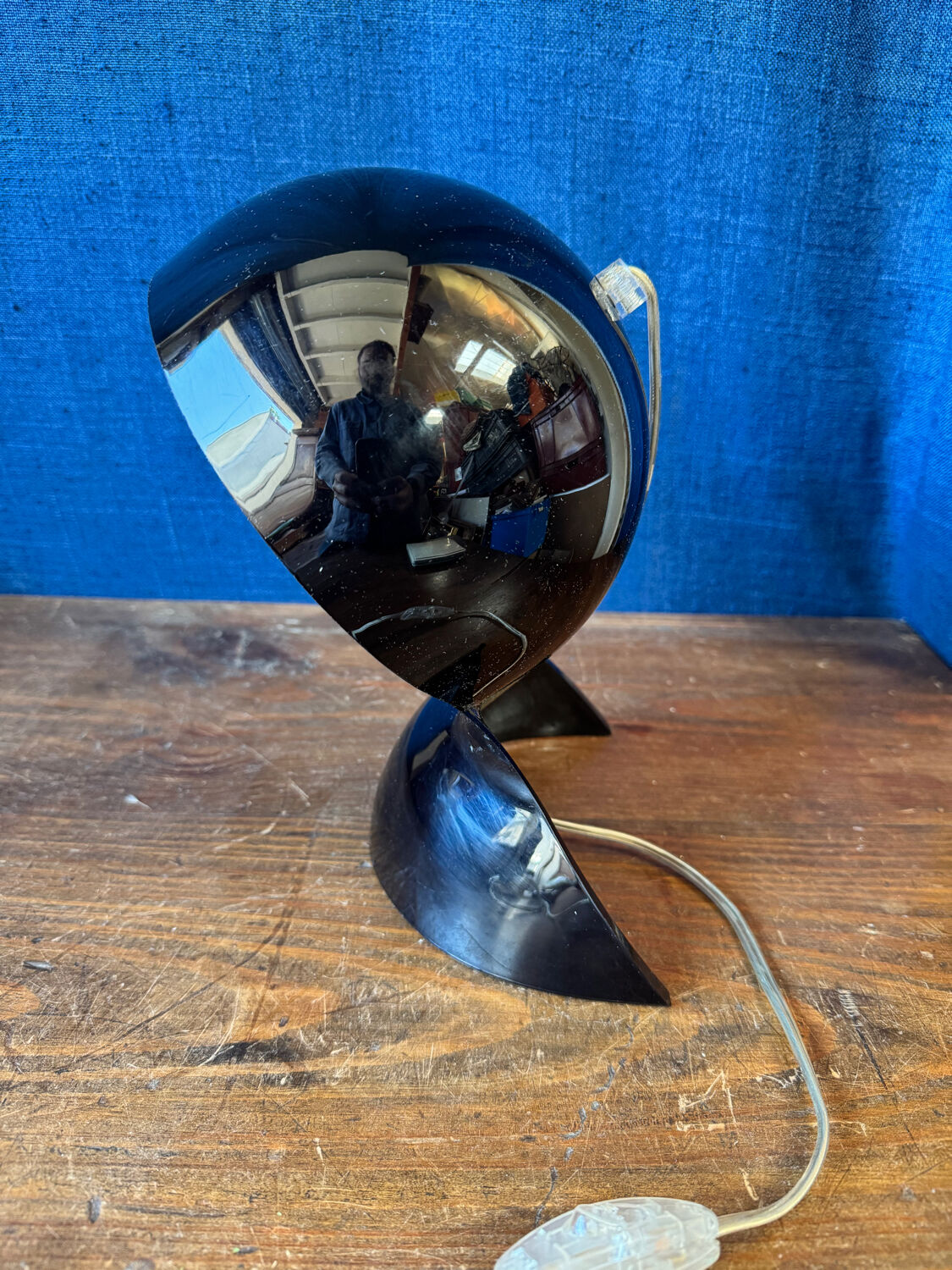 Dalù table lamp – design by Vico Magistretti, Artemide