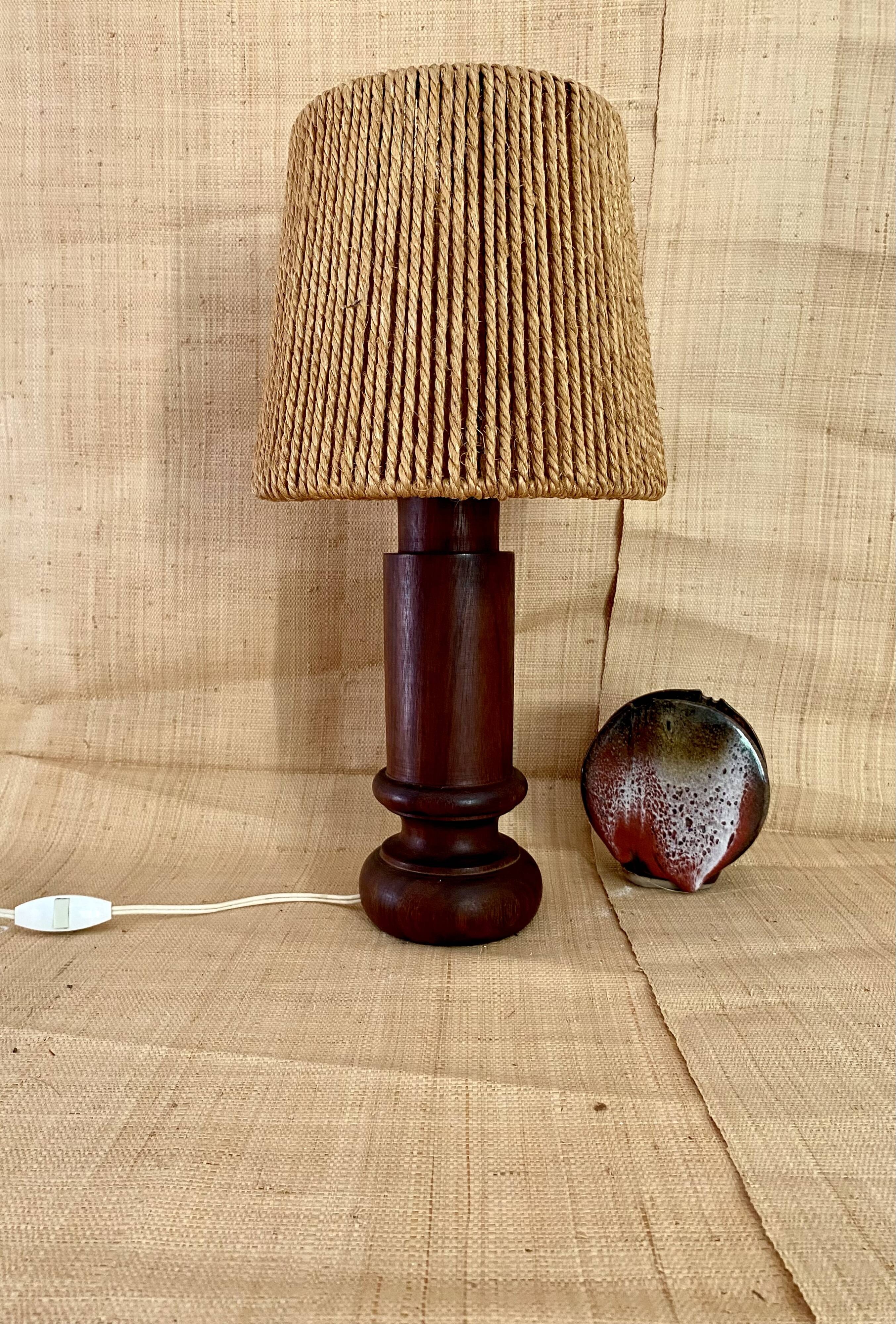 Lampe bois, câble tissu, abat-jour coco années 70