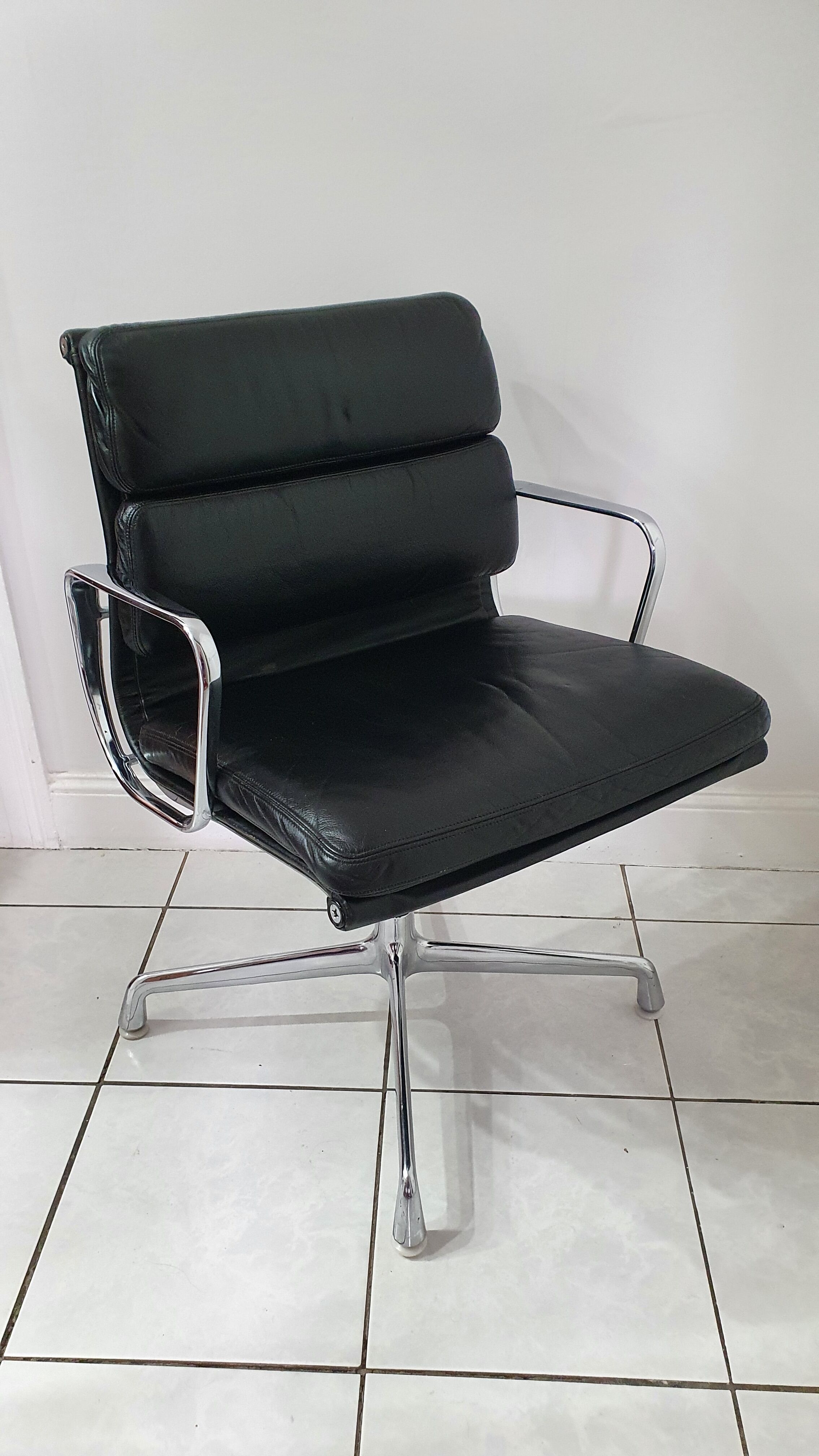 Fauteuil EA208 soft pad Charles et Ray Eames édition Herman Miller