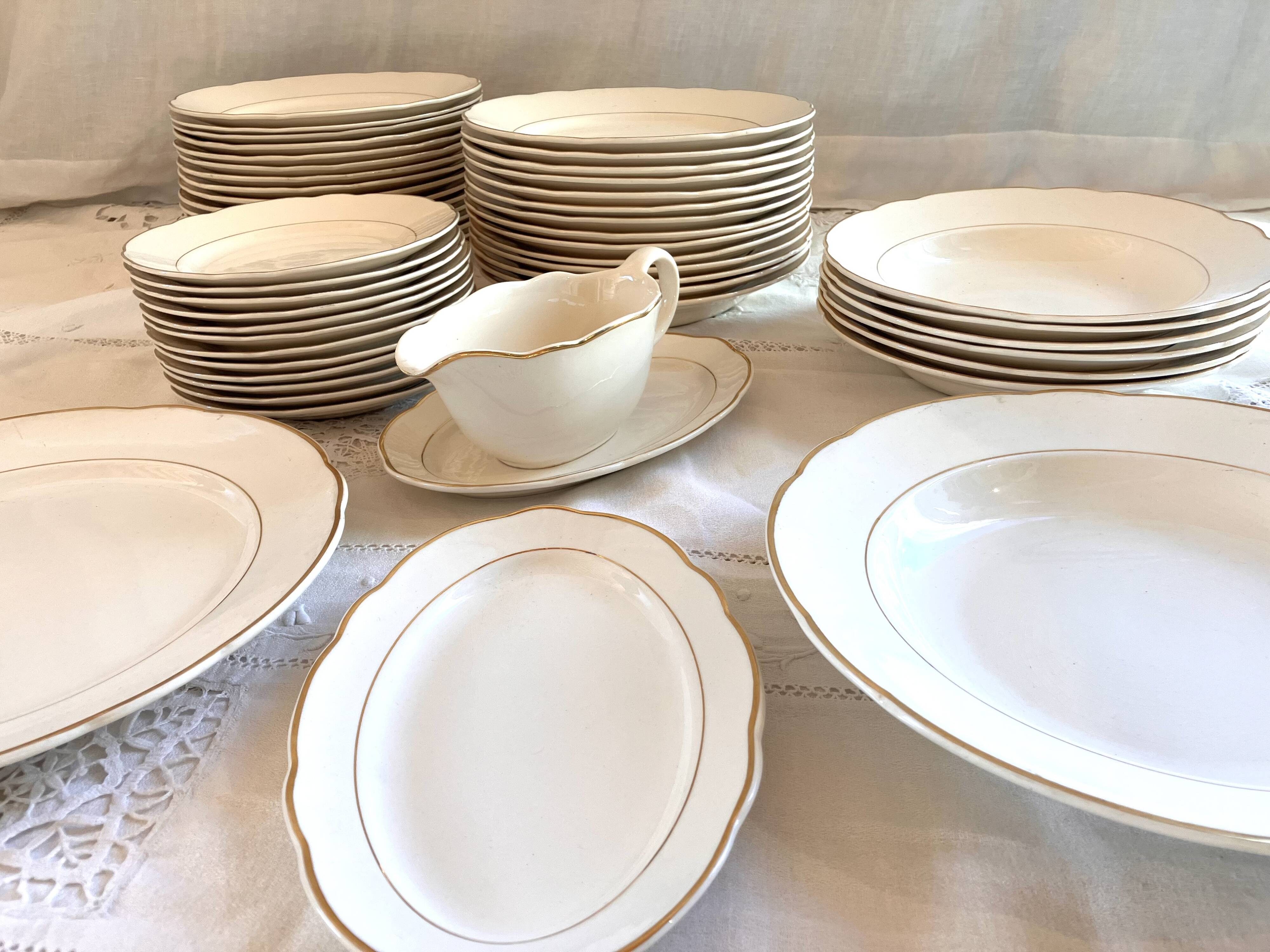 Service of 53 pieces of plates and dishes by Villeroy & Boch in cream and gold, model Saar.