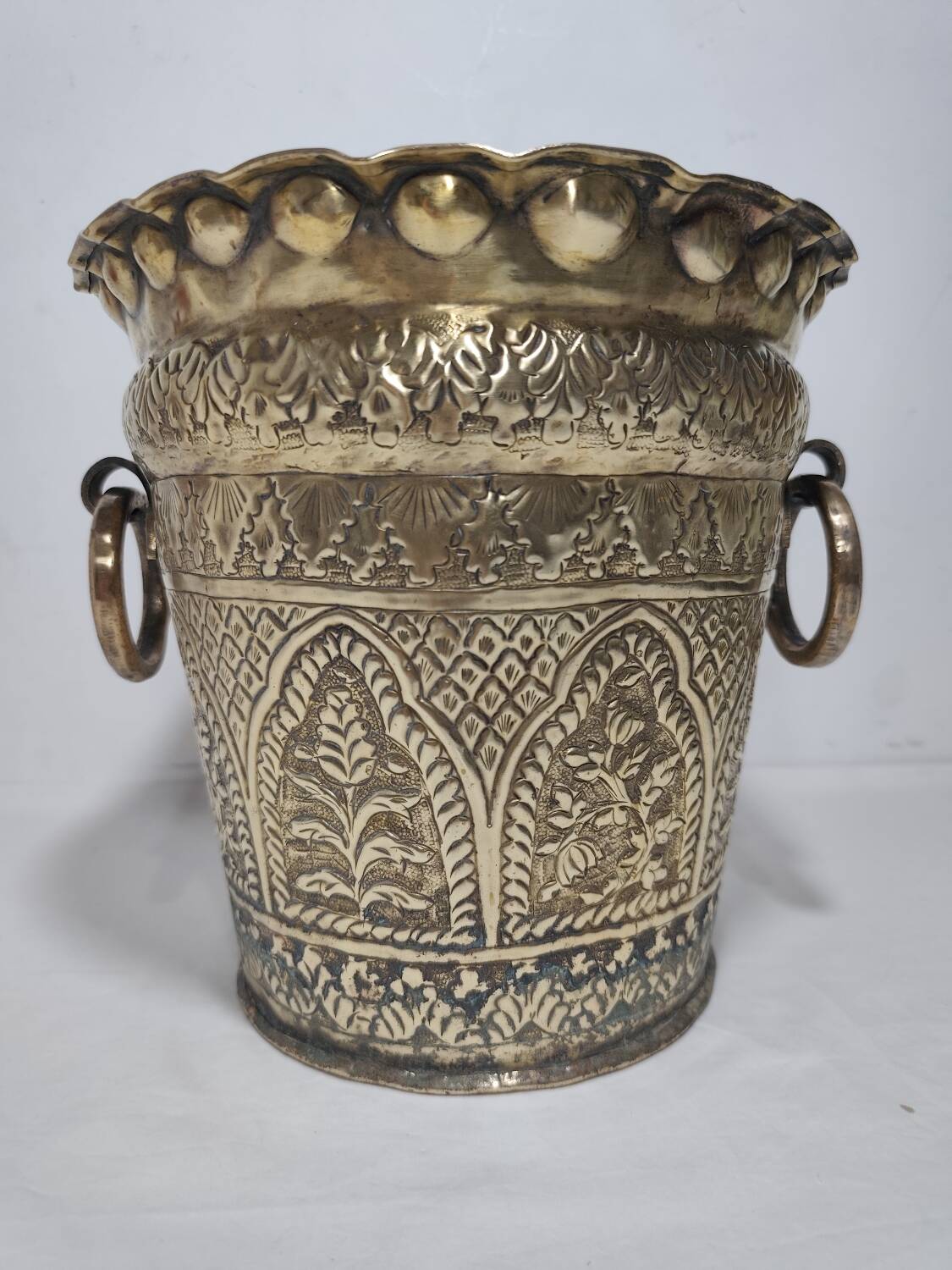 Macetero de bronce. España, 1980s.
