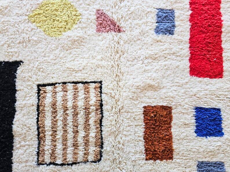 Off-white Moroccan rug with geometric patterns, 250cm x 150cm