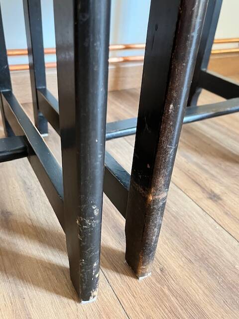 Paire de chaises noires + simili blanc