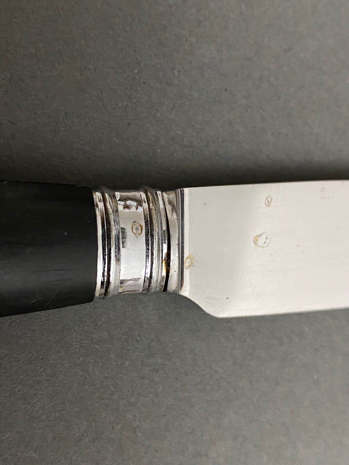 Suite de 23 couteaux kindal manche ebene ou bakelite XXe