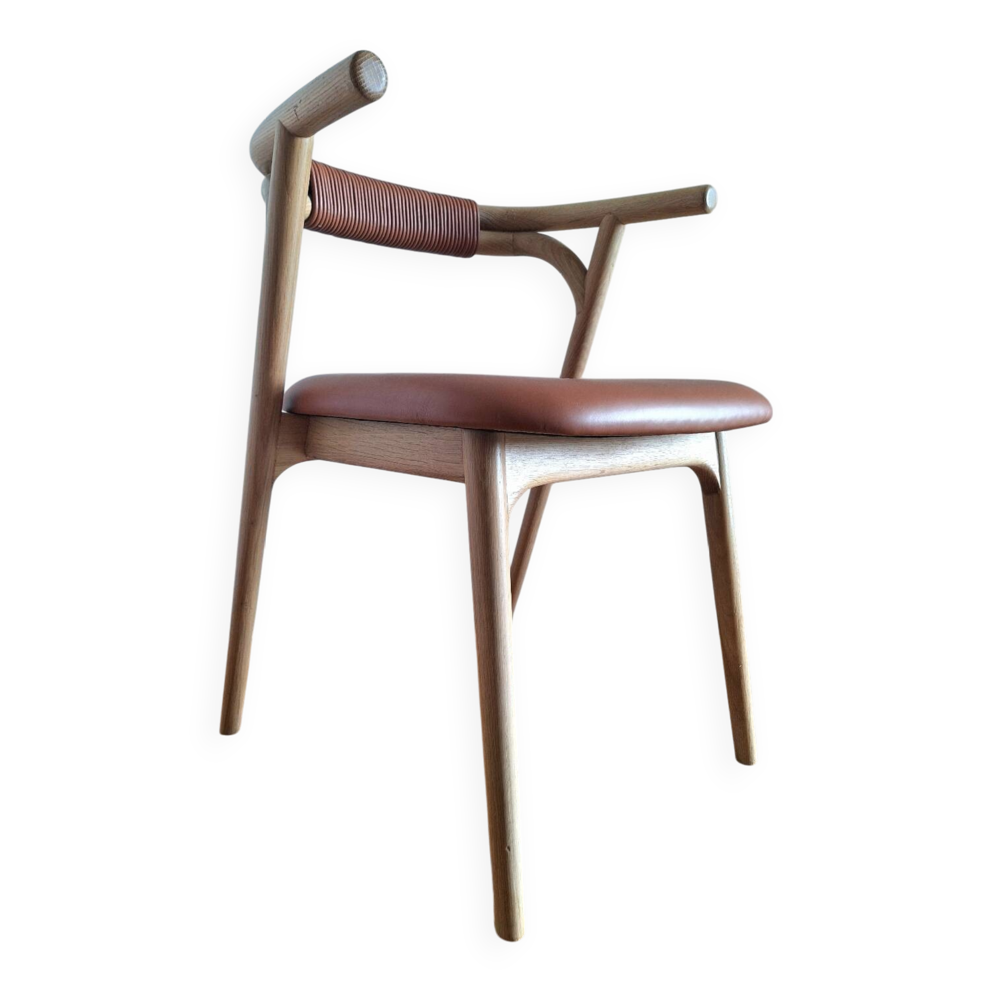 Fauteuil de table fermyo ampm chêne et cuir, siège design