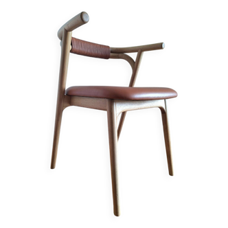 Fauteuil de table fermyo ampm chêne et cuir, siège design