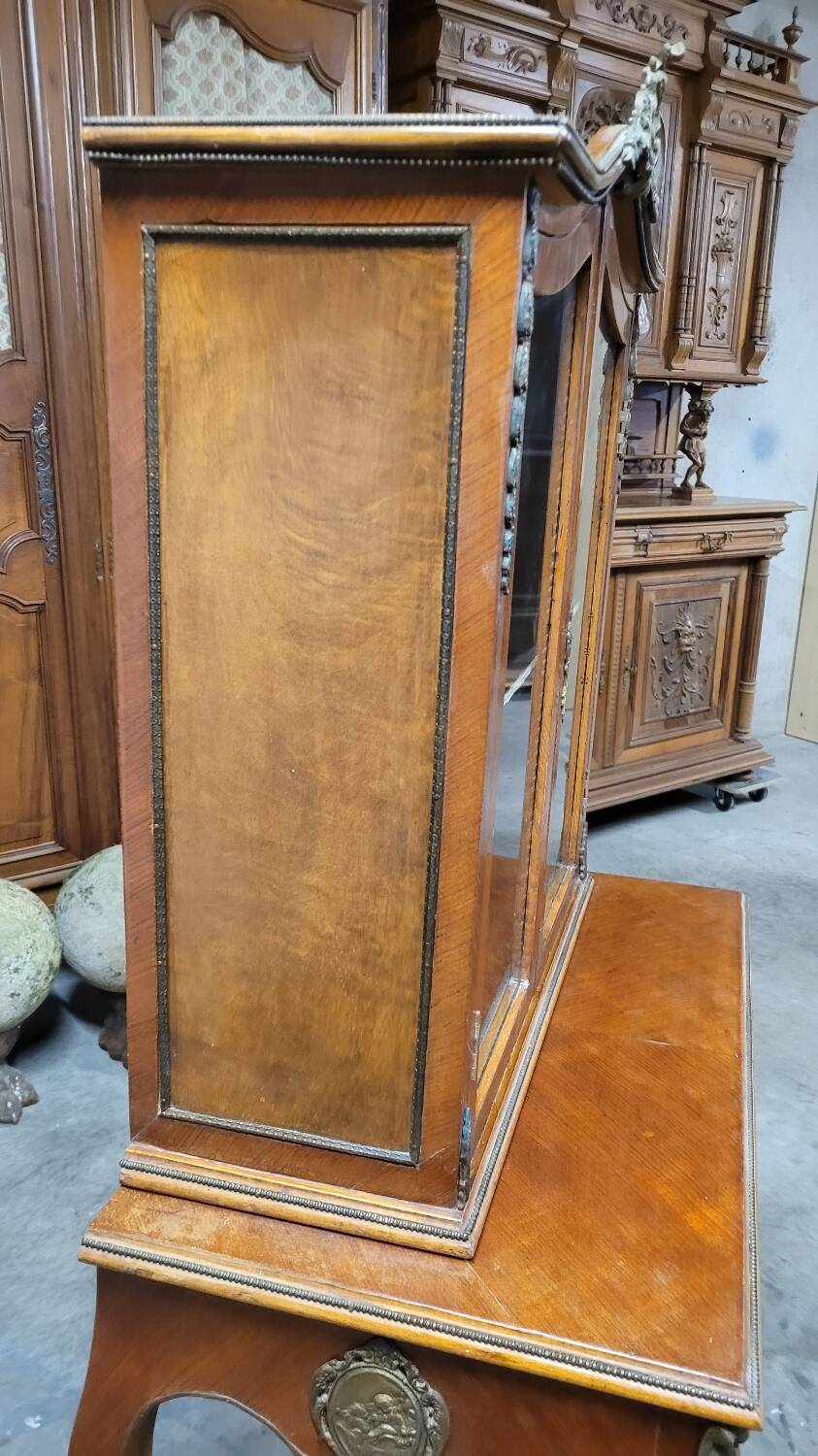 Louis XV bonheur du jour in rosewood marquetry decorated with bronze.