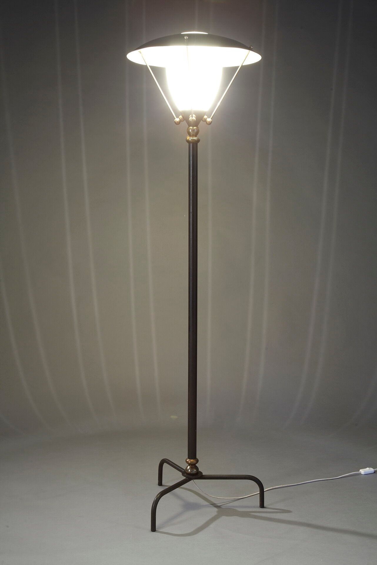 Lampadaire tripode de forme réverbère en fer et verre