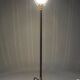 Lampadaire tripode de forme réverbère en fer et verre