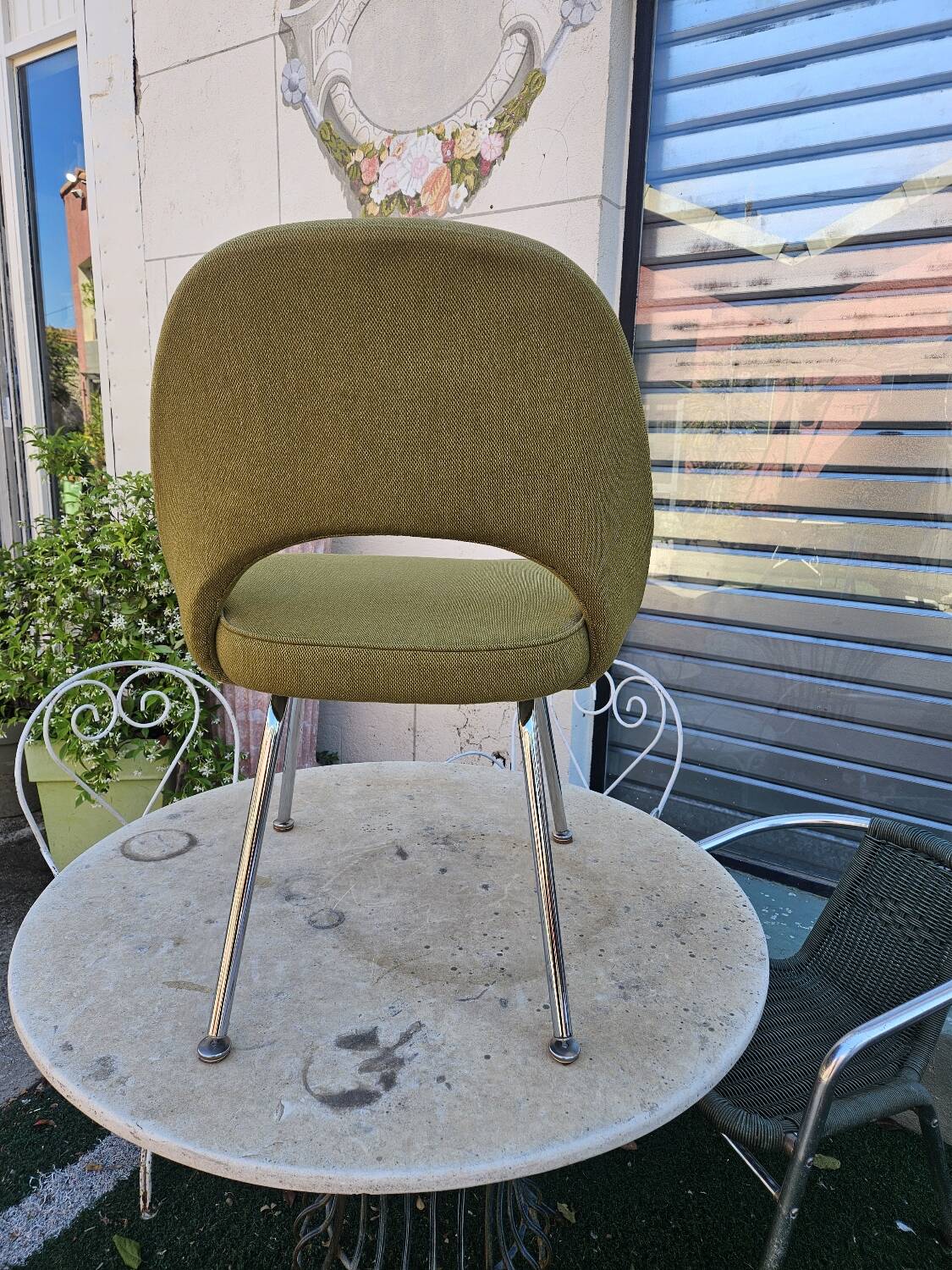 Knoll conference chair designed by Eero Saarinen