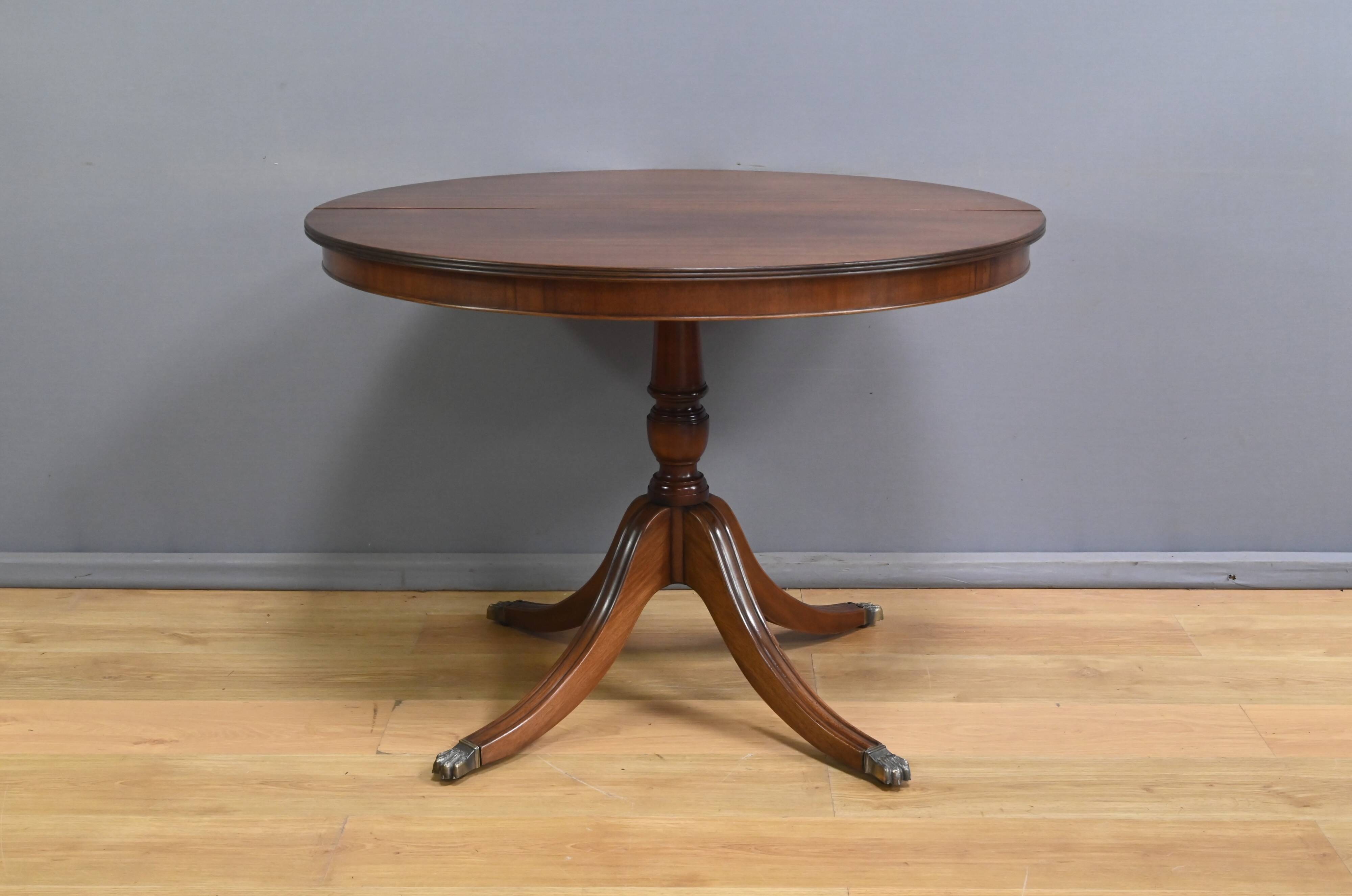 English Style Mahogany Extendable Pedestal Table - 1960