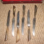 6 couteaux en corne de 1960