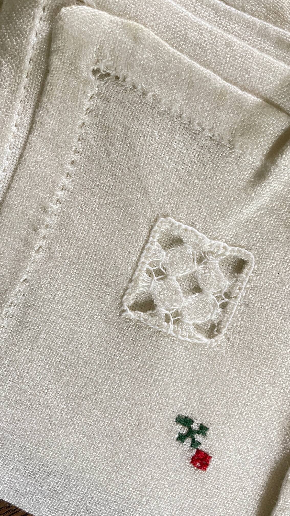 Embroidered tablecloth + 12 vintage napkins