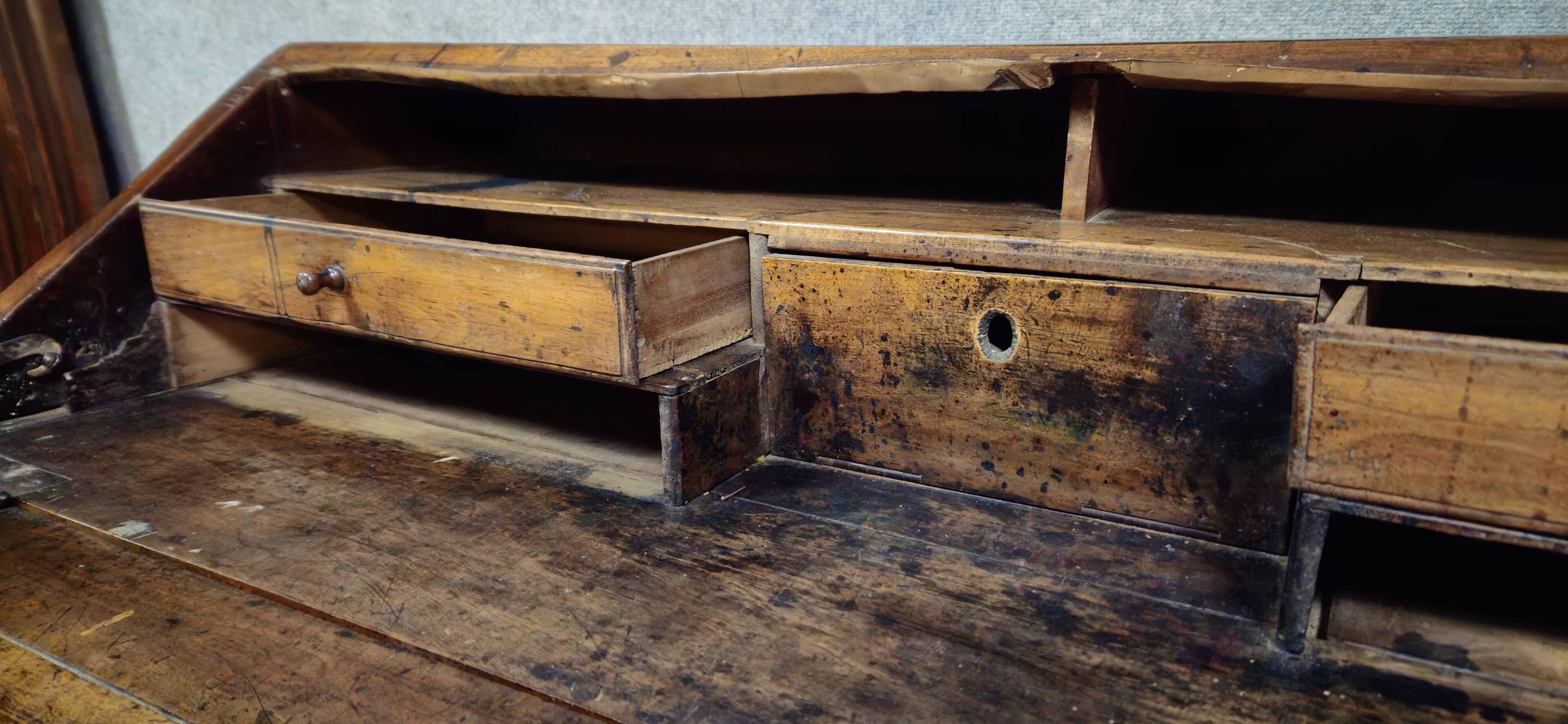 Antique curved secretary desk, Louis XV style, made of solid wood and marquetry.