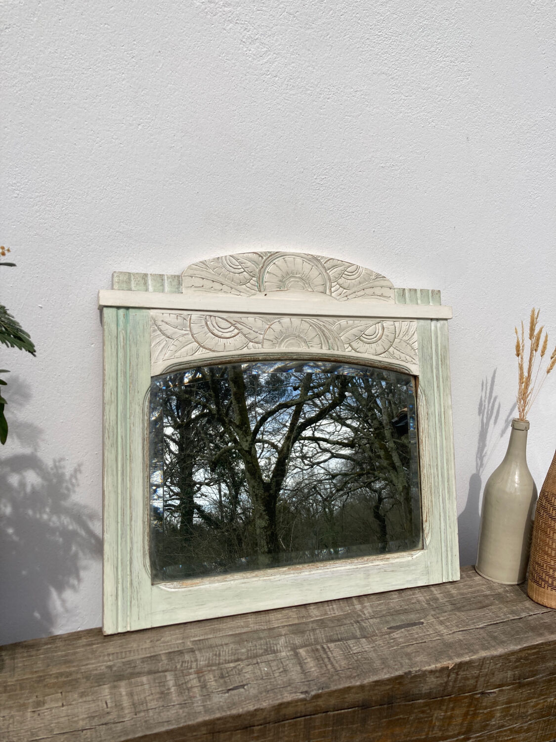 Art Deco mirror in rectangular white carved wood 58x65cm