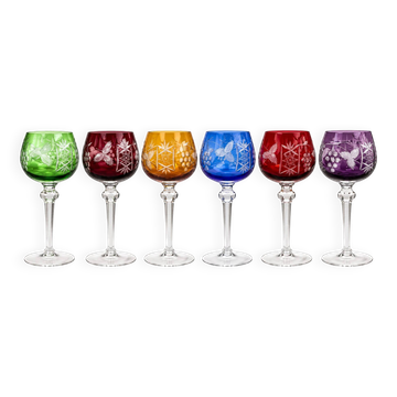 Suite de 6 verres à vin colorés, décor de vigne, style Bohême – H. 20 cm