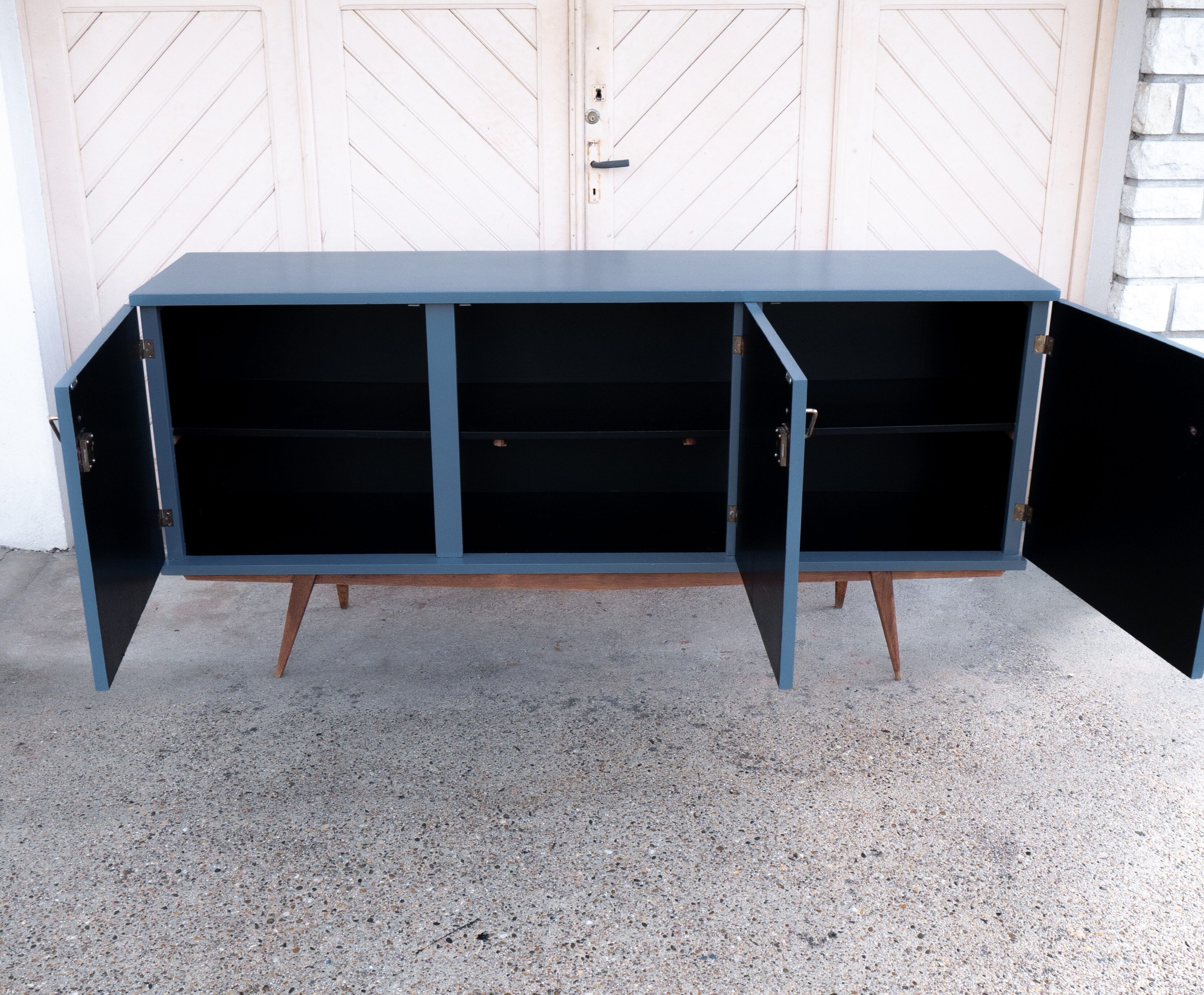 Sideboard feet compass