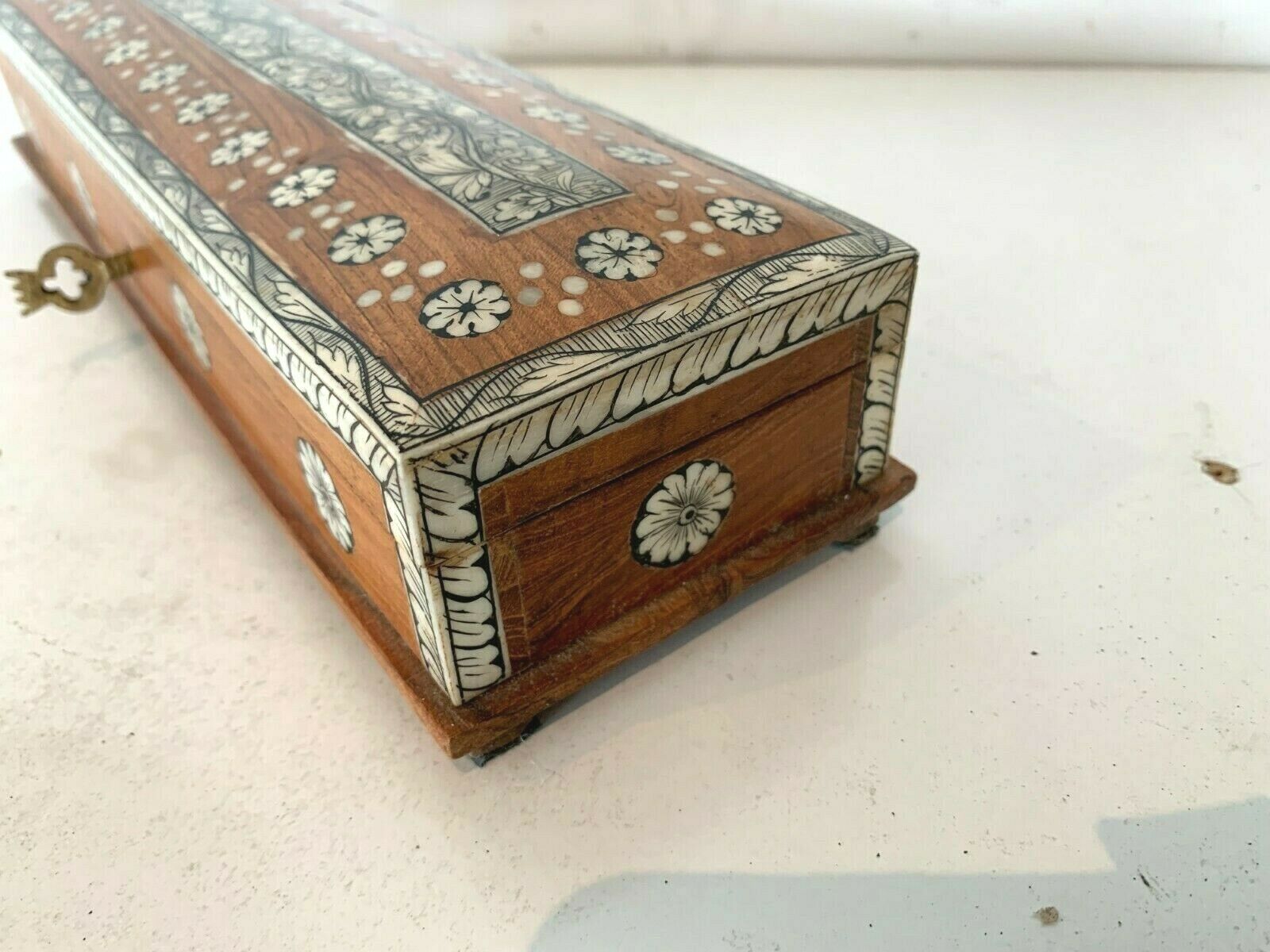 Natural wood plumier box decoration in inlay of bone marquetry