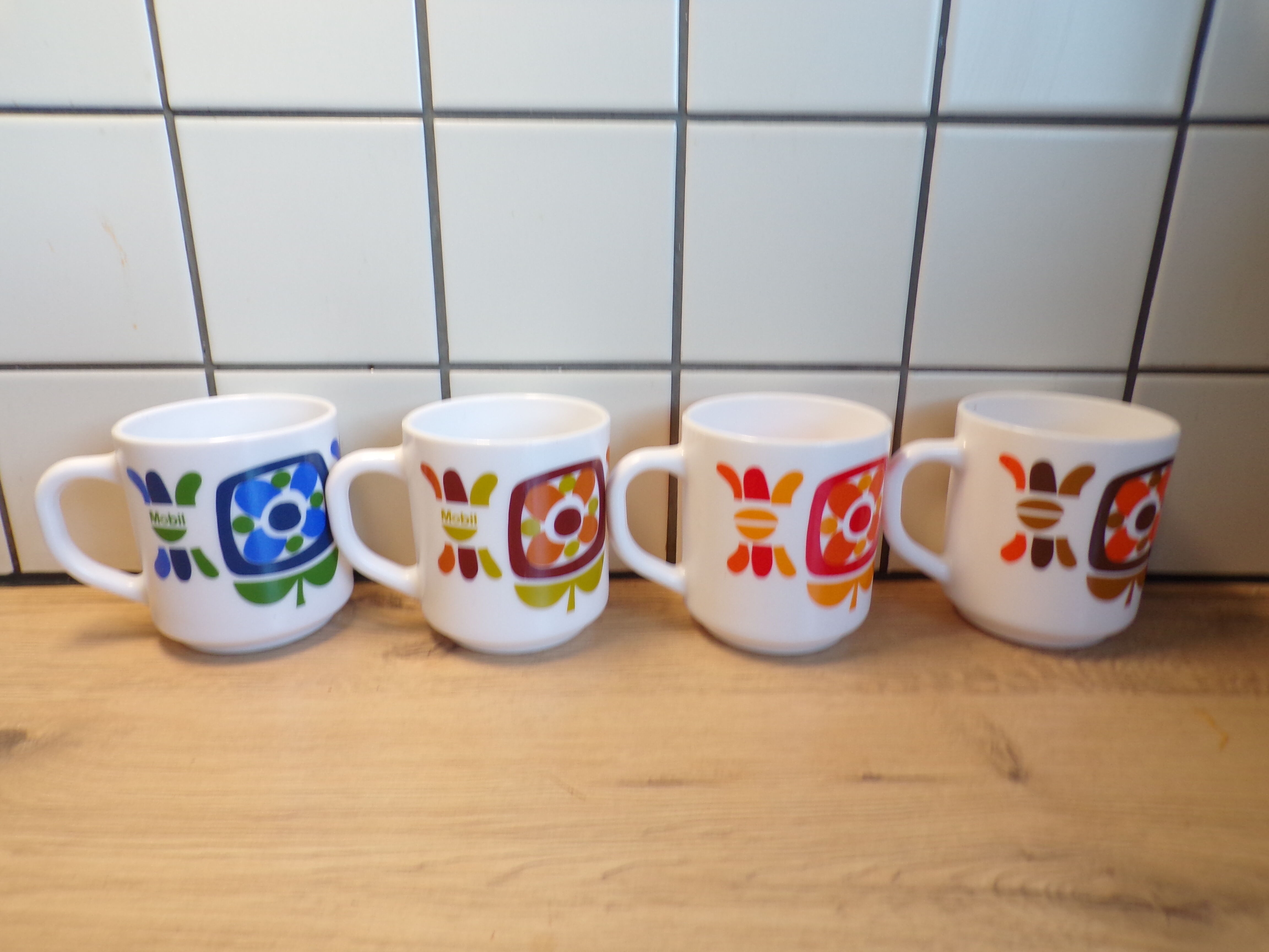 4 Arcopal Mobil mugs