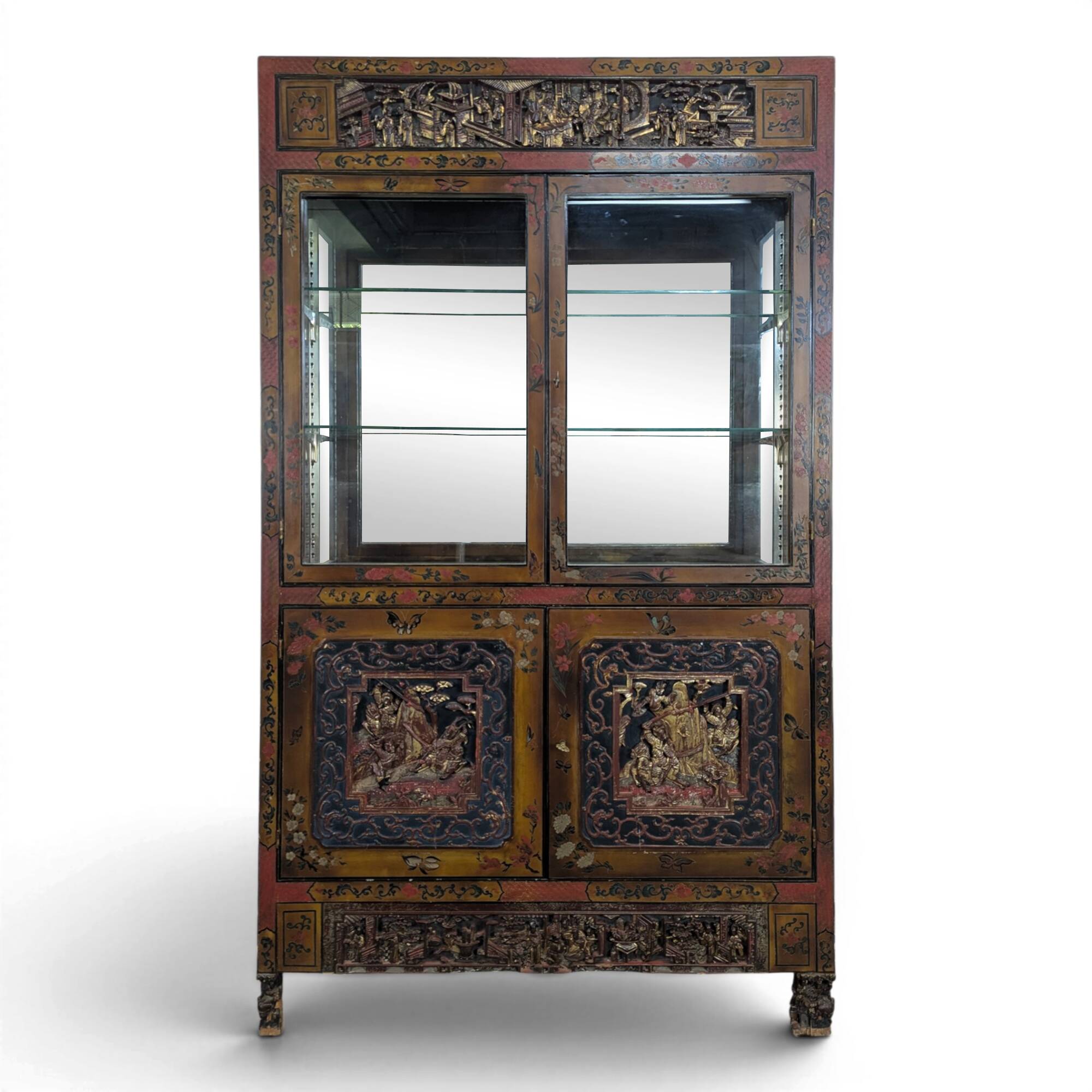 Vitrine cabinet chinois richement sculpté du début XXème