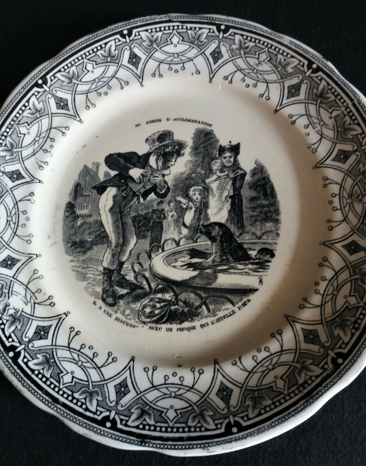 Talking plate with theme Sarreguemines series at the acclimatization garden