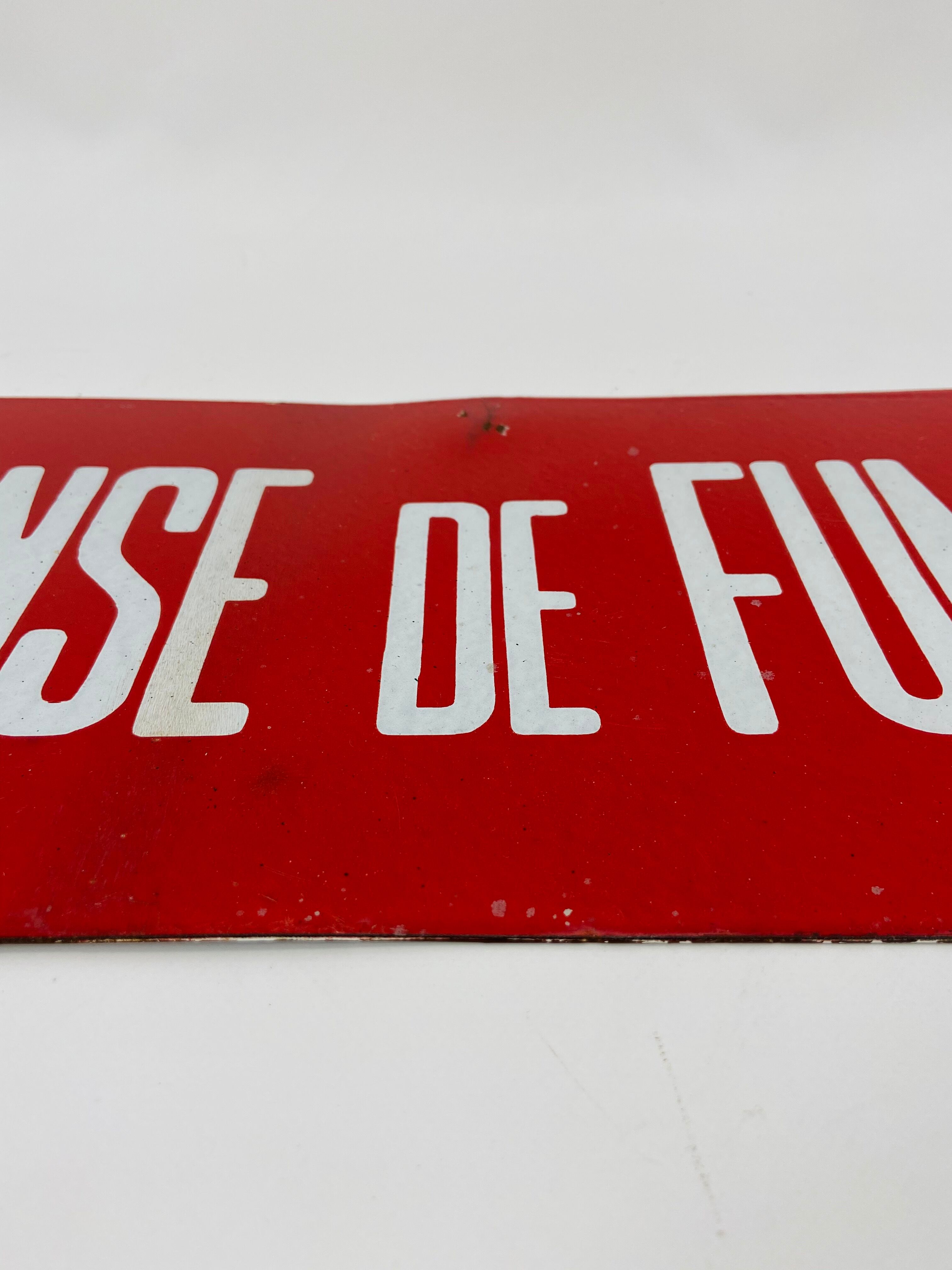 Red enamelled plaque "Smoking defense"