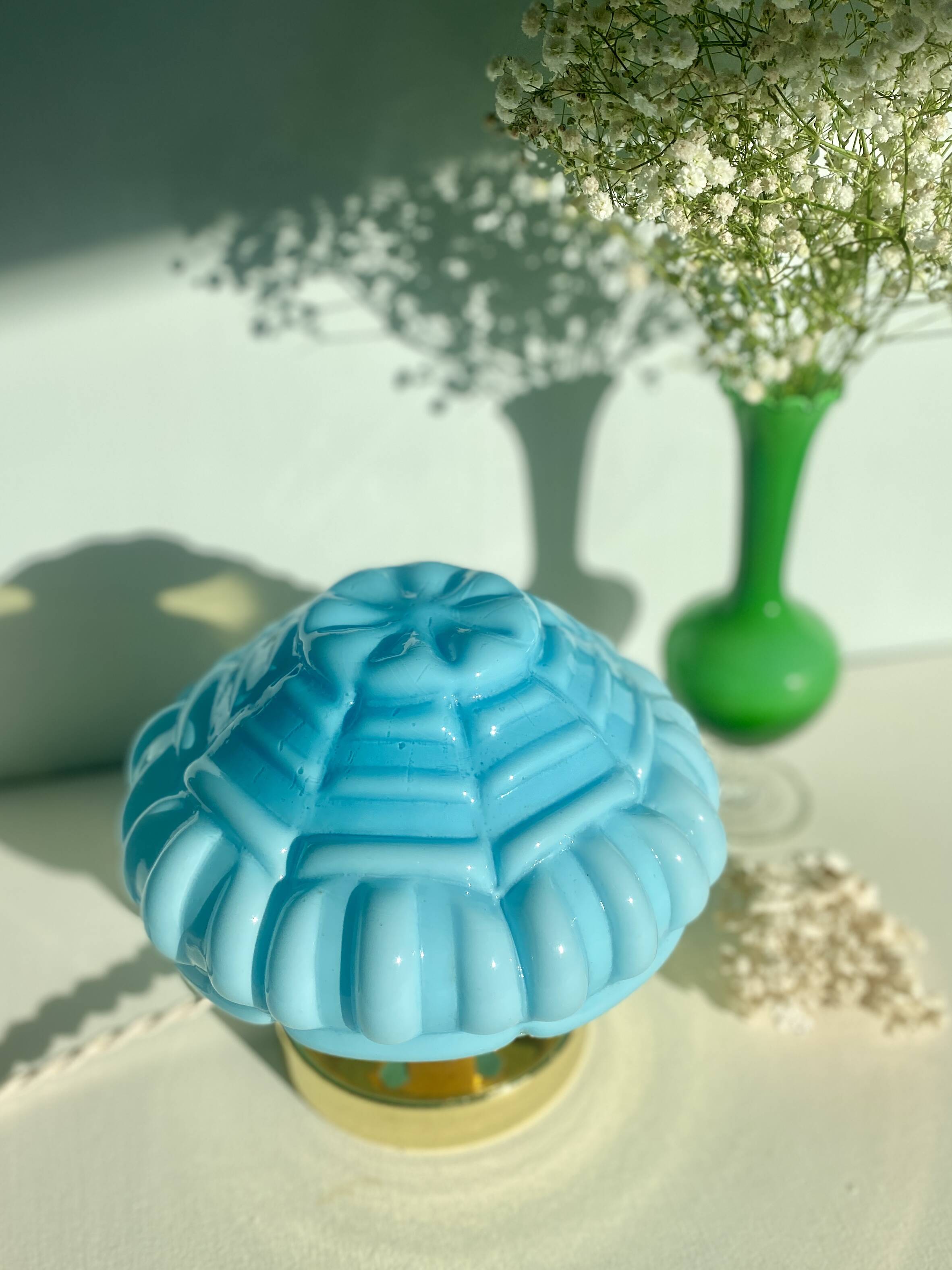 Lampe à poser globe vintage art déco en opaline bleue